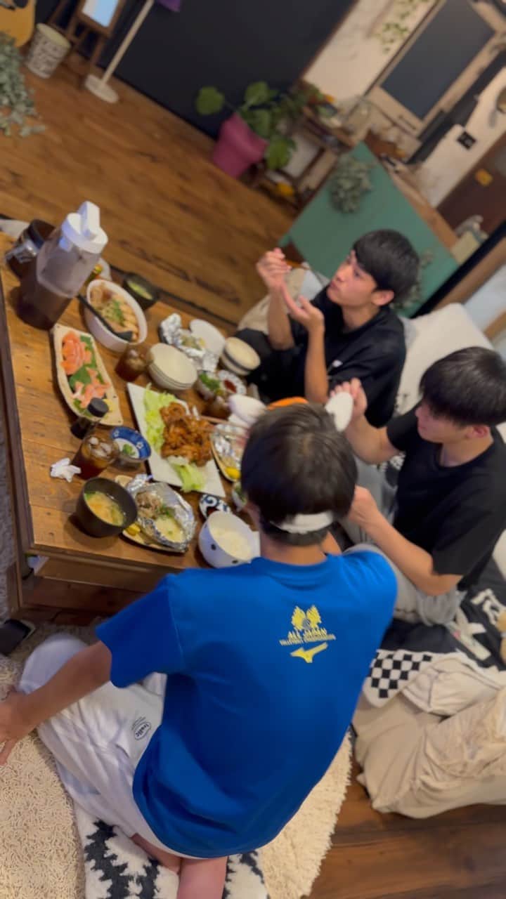 のインスタグラム：「今日は9月9日から始まった【2023.🏐関西大学バレーボール連盟秋季リーグ】の最終 決勝戦でした． 会場が大阪の近畿大学だったので、昨日試合が終わってそのままウチに帰って来た長男かず坊 @kazubo0814 とレオとテンガ！ 3人で順番にお風呂に入ってご飯🍚 やっぱりめっちゃ食べる😆 炊飯器空っぽになっちゃって🙏もっと炊いておけば良かった💦ごめ〜ん  ご飯食べてから夜中1時過ぎまでちるに色んな話してくれてリビングでみんなで🍫🍨菓子パ☕️ 寝る時はダブルベッドで3人仲良く寝てた😆 べつに3人で寝なくても他の部屋もベッド余ってんのに…仲良しだね😊  そして朝は🥪クラブサンド作って車で会場まで送って行ったよ🚗 あぁ〜楽しかった みんな大好き❤」