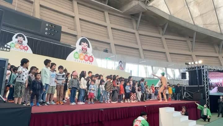 小島よしおのインスタグラム：「JAまつり　小松のみなさんと一緒に 2ステージ共に盛り上がりました🤩  1日農業応援大使として短い時間はではありましたが精一杯務めさせて頂きました😁　　  そしてなんともう来年のお話も頂きました🤩  昨夜は念願の勝っちゃんの塩焼きそば　 絶品馬肉の咲来楽さんを堪能し 小松度が上がりました（笑）  駅はオシャレで素敵なお店が軒を連ね、 新幹線の開通に向けてスタンバイ完了って感じでした🤩　  あわづ温泉気になるー🤣」