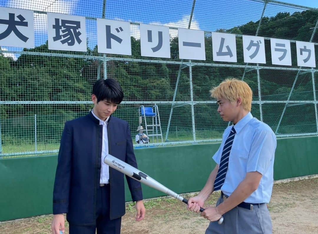 のインスタグラム：「日曜劇場 #下剋上球児   本日、21時より第2話の放送です！！  南雲先生が監督となり、越山高校野球部がここから動き出します⚾️  チームに変化が起こります。メンバーも増えます。  更には球児が問題を起こしたり、南雲先生の秘密が明らかになったりと.....  2話も盛りだくさんで目が離せない回となっております！！  是非、お楽しみに！！  写真は犬塚グラウンド竣工式の翔くんとのオフショット📸  #日曜劇場  #下剋上球児  #日沖誠 #菅生新樹」