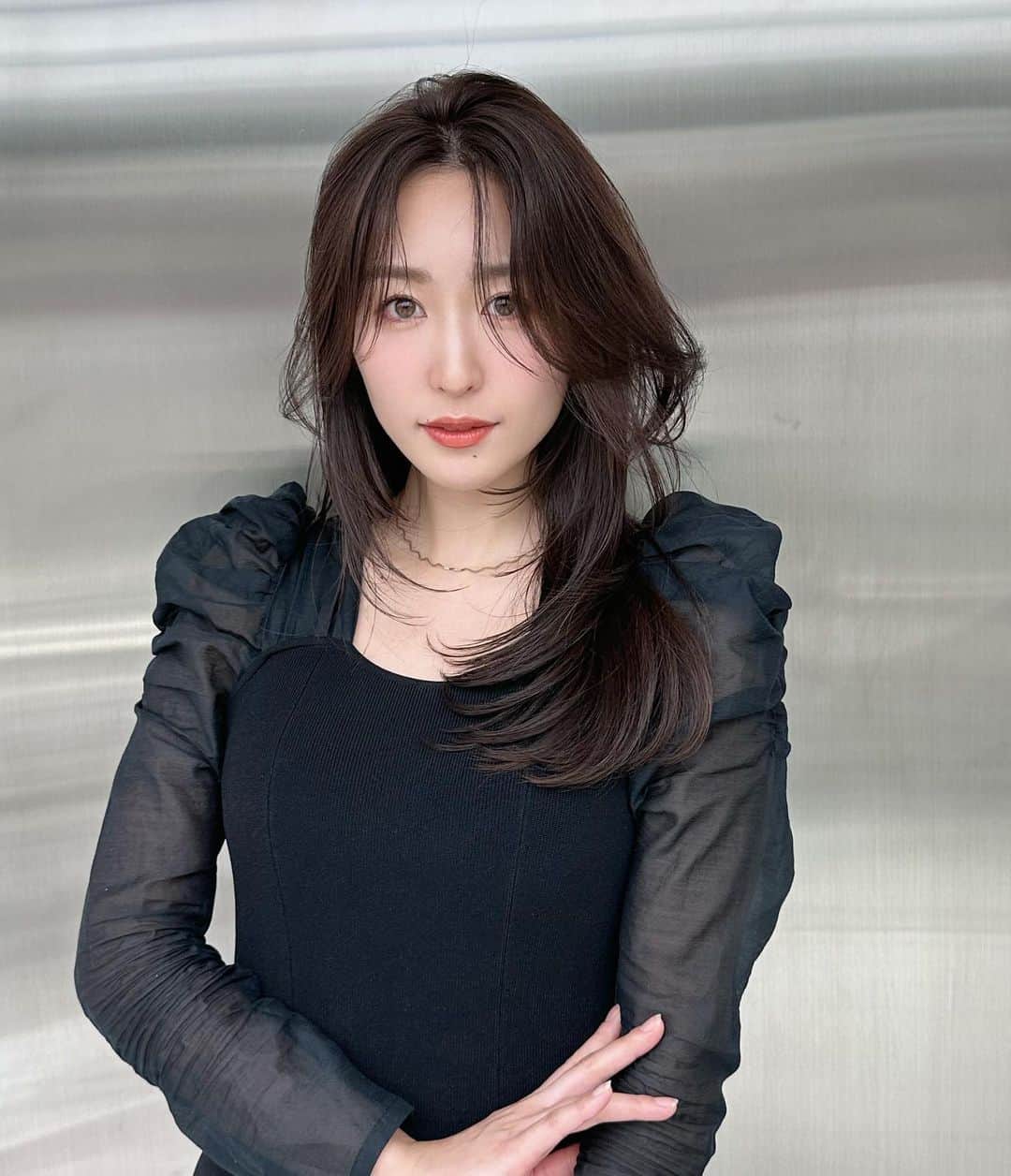 三輪晴香さんのインスタグラム写真 - (三輪晴香Instagram)「. . 👩🏻🩶  new hair✨ 下ろしてももちろん アップもかわいい🥹  レイヤー素敵すぎませんか？👏 (@hanpen_redeal_0815 ) ありがとうございます！  #美容院 #レイヤーカット #ワンホンヘア」10月22日 17時11分 - miwamiwa4010