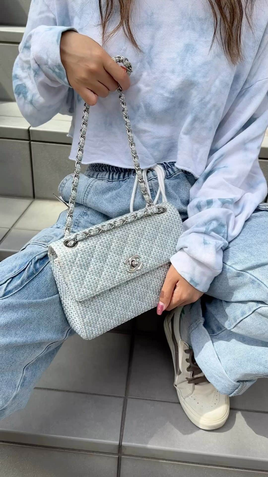 Vintage Brand Boutique AMOREのインスタグラム：「Vintage Double Chain Shoulder Bag   Product code : 77887  #chanelvintage #chanelbag #chanelarchive #chanellover #chanelcollection」