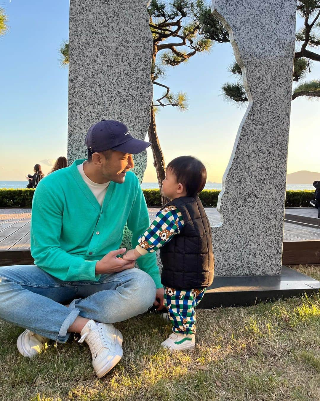 カン・ギョンホさんのインスタグラム写真 - (カン・ギョンホInstagram)「지푸라기 먹여주는 아들👶🏻고마워 아빠 몸보신했다❤️」10月22日 17時13分 - mr.perfect.kang