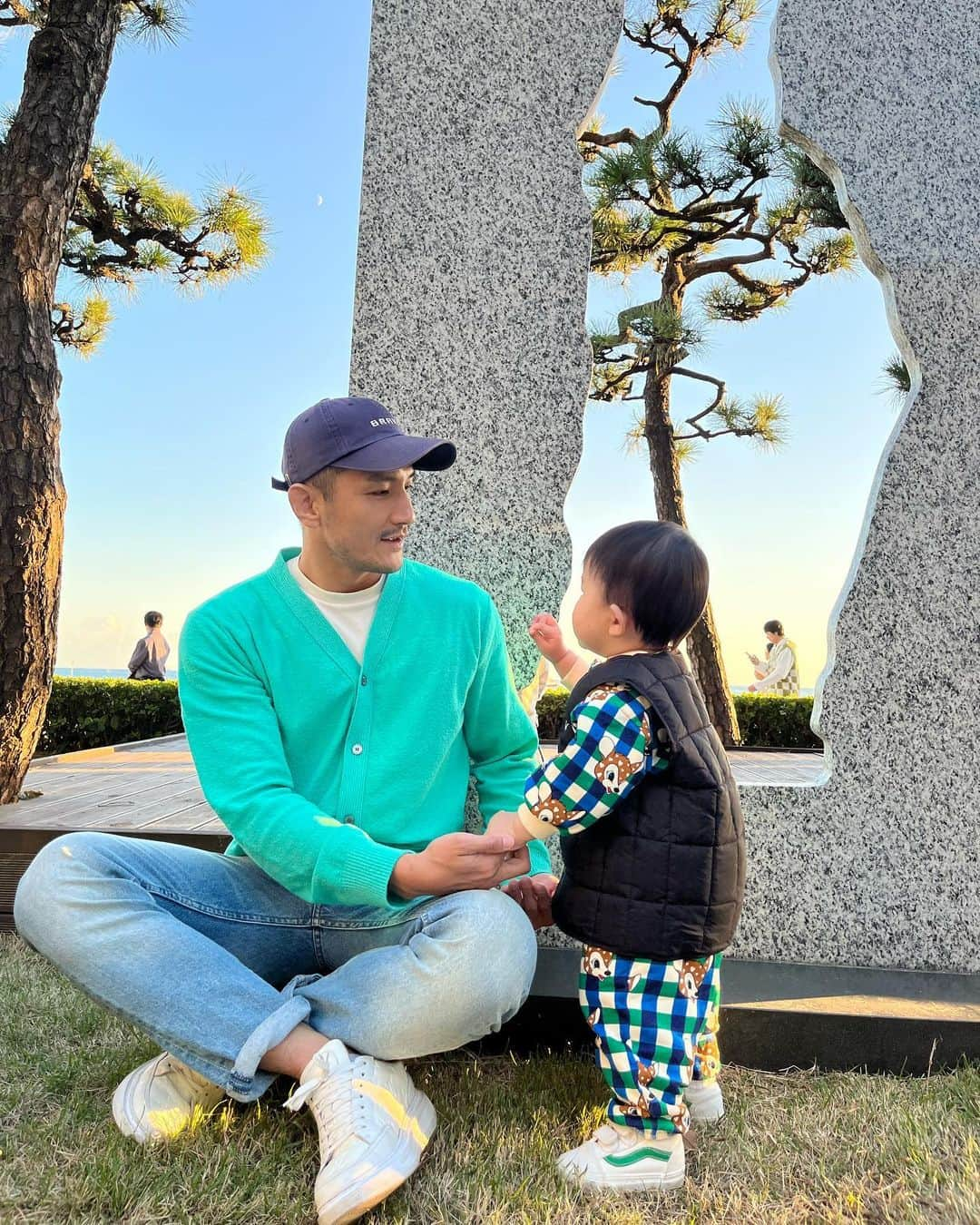 カン・ギョンホさんのインスタグラム写真 - (カン・ギョンホInstagram)「지푸라기 먹여주는 아들👶🏻고마워 아빠 몸보신했다❤️」10月22日 17時13分 - mr.perfect.kang