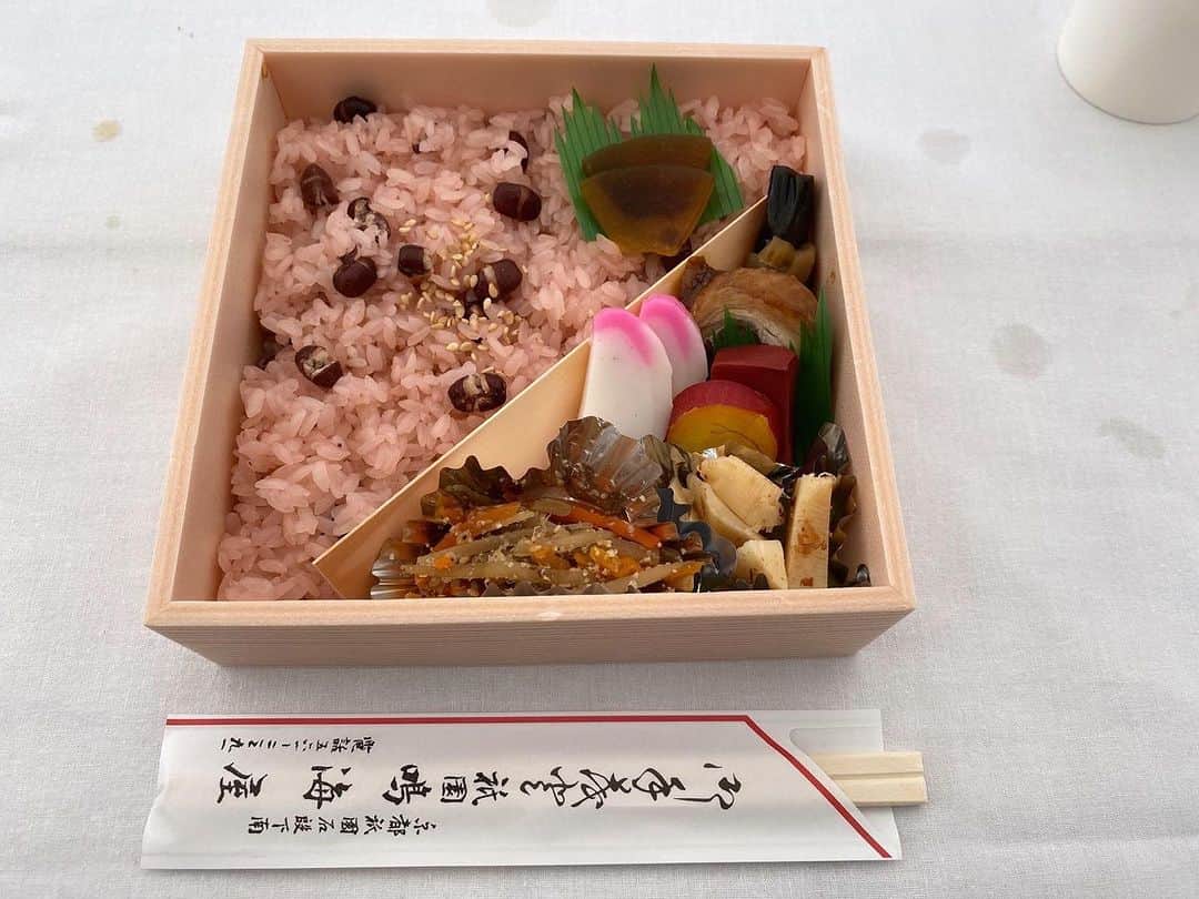 前原誠司のインスタグラム：「今日のお昼は京都御所内で、「時代祭の行在所祭（あんざいしょさい）」の直会として、京都市東山区の「鳴海屋」さんの「赤飯弁当」をいただきました。美味しく頂きました。ご馳走様でした。（誠）＃まえはランチ　 https://gion7638.com/」