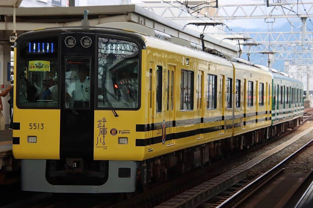 徳永ゆうきのインスタグラム：「. . もちろん タイガース号側も！ . -2023.10.01- . #鉄道写真 #撮り鉄 #鉄道好き #阪神電鉄 #阪神電車 #甲子園駅 #5500系 #甲子園号 #タイガース号 #普通 #高速神戸行き #阪神タイガース #タイガース #武庫川線 #武庫川線用車両」