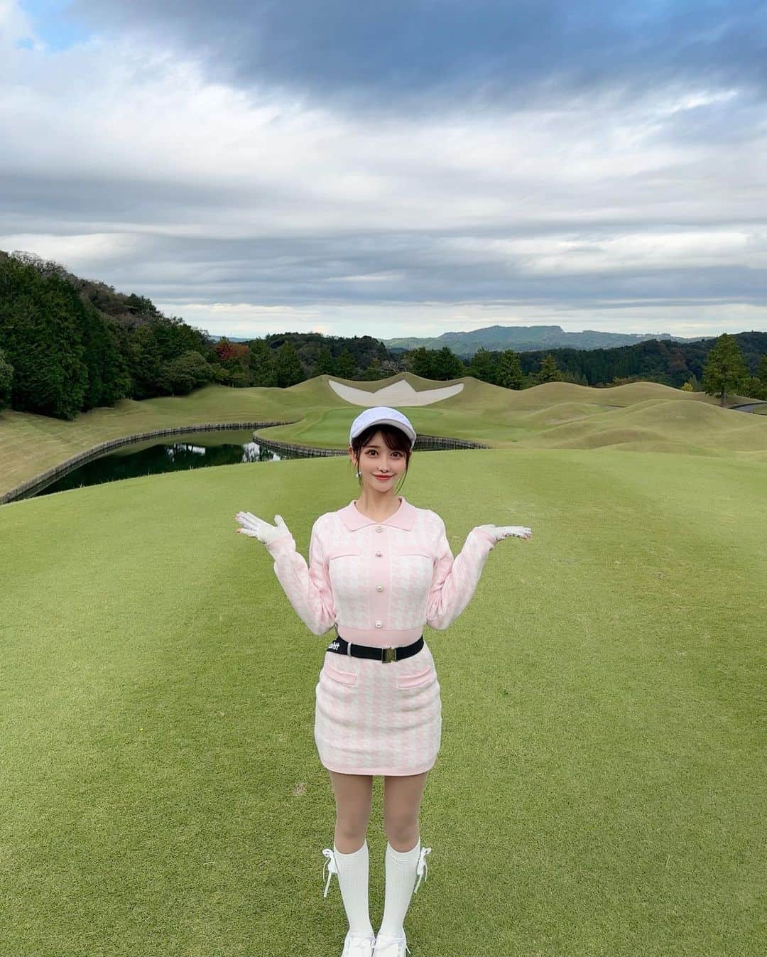 MAYUさんのインスタグラム写真 - (MAYUInstagram)「. 2度目ましてのゴルフ5カントリーオークビレッヂ⛳️💖 スコアは39.43-82（28putt）でした☺️ . 後半ラスト3ホール連続でダボ叩いてしまった、、😭 最後のほうはいつも体力がなくて疲れてしまい スコアが崩れがち、、 70台が見えてたのに悔しいよ〜😭✊🏻 . ウェアは @minuere_golf  ふわっと柔らかい生地で、着心地がとっても良かった🤍 ピンクの色味もかわいくて気に入ってる🫶🏻✨ . 7.8枚目はバンカーの王冠風👑笑 . . #ゴルフ女子#ゴルフ#ゴルフウェア#ゴルフ場#ゴルフ5カントリーオークビレッヂ#ミヌエール#golf#golfwear#golflife#golfaddict#golfclub#golfstagram#golfcourse#golfday#minuére#골프#골프스타그램#골프패션#골프스윙#운동하는여자」10月22日 17時14分 - mayu.kina_golf