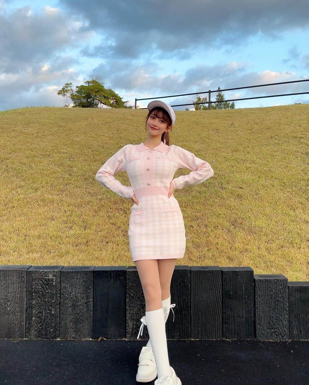 MAYUさんのインスタグラム写真 - (MAYUInstagram)「. 2度目ましてのゴルフ5カントリーオークビレッヂ⛳️💖 スコアは39.43-82（28putt）でした☺️ . 後半ラスト3ホール連続でダボ叩いてしまった、、😭 最後のほうはいつも体力がなくて疲れてしまい スコアが崩れがち、、 70台が見えてたのに悔しいよ〜😭✊🏻 . ウェアは @minuere_golf  ふわっと柔らかい生地で、着心地がとっても良かった🤍 ピンクの色味もかわいくて気に入ってる🫶🏻✨ . 7.8枚目はバンカーの王冠風👑笑 . . #ゴルフ女子#ゴルフ#ゴルフウェア#ゴルフ場#ゴルフ5カントリーオークビレッヂ#ミヌエール#golf#golfwear#golflife#golfaddict#golfclub#golfstagram#golfcourse#golfday#minuére#골프#골프스타그램#골프패션#골프스윙#운동하는여자」10月22日 17時14分 - mayu.kina_golf