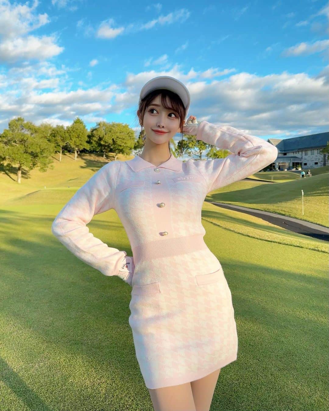 MAYUさんのインスタグラム写真 - (MAYUInstagram)「. 2度目ましてのゴルフ5カントリーオークビレッヂ⛳️💖 スコアは39.43-82（28putt）でした☺️ . 後半ラスト3ホール連続でダボ叩いてしまった、、😭 最後のほうはいつも体力がなくて疲れてしまい スコアが崩れがち、、 70台が見えてたのに悔しいよ〜😭✊🏻 . ウェアは @minuere_golf  ふわっと柔らかい生地で、着心地がとっても良かった🤍 ピンクの色味もかわいくて気に入ってる🫶🏻✨ . 7.8枚目はバンカーの王冠風👑笑 . . #ゴルフ女子#ゴルフ#ゴルフウェア#ゴルフ場#ゴルフ5カントリーオークビレッヂ#ミヌエール#golf#golfwear#golflife#golfaddict#golfclub#golfstagram#golfcourse#golfday#minuére#골프#골프스타그램#골프패션#골프스윙#운동하는여자」10月22日 17時14分 - mayu.kina_golf