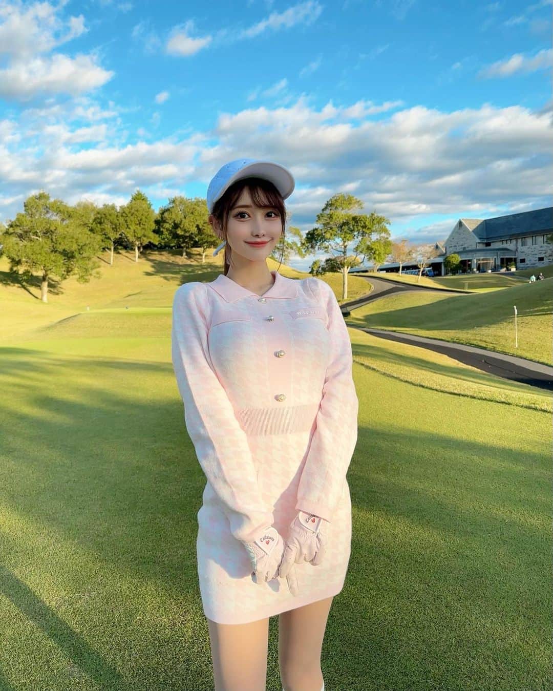 MAYUさんのインスタグラム写真 - (MAYUInstagram)「. 2度目ましてのゴルフ5カントリーオークビレッヂ⛳️💖 スコアは39.43-82（28putt）でした☺️ . 後半ラスト3ホール連続でダボ叩いてしまった、、😭 最後のほうはいつも体力がなくて疲れてしまい スコアが崩れがち、、 70台が見えてたのに悔しいよ〜😭✊🏻 . ウェアは @minuere_golf  ふわっと柔らかい生地で、着心地がとっても良かった🤍 ピンクの色味もかわいくて気に入ってる🫶🏻✨ . 7.8枚目はバンカーの王冠風👑笑 . . #ゴルフ女子#ゴルフ#ゴルフウェア#ゴルフ場#ゴルフ5カントリーオークビレッヂ#ミヌエール#golf#golfwear#golflife#golfaddict#golfclub#golfstagram#golfcourse#golfday#minuére#골프#골프스타그램#골프패션#골프스윙#운동하는여자」10月22日 17時14分 - mayu.kina_golf