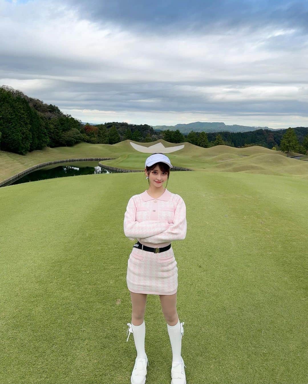 MAYUさんのインスタグラム写真 - (MAYUInstagram)「. 2度目ましてのゴルフ5カントリーオークビレッヂ⛳️💖 スコアは39.43-82（28putt）でした☺️ . 後半ラスト3ホール連続でダボ叩いてしまった、、😭 最後のほうはいつも体力がなくて疲れてしまい スコアが崩れがち、、 70台が見えてたのに悔しいよ〜😭✊🏻 . ウェアは @minuere_golf  ふわっと柔らかい生地で、着心地がとっても良かった🤍 ピンクの色味もかわいくて気に入ってる🫶🏻✨ . 7.8枚目はバンカーの王冠風👑笑 . . #ゴルフ女子#ゴルフ#ゴルフウェア#ゴルフ場#ゴルフ5カントリーオークビレッヂ#ミヌエール#golf#golfwear#golflife#golfaddict#golfclub#golfstagram#golfcourse#golfday#minuére#골프#골프스타그램#골프패션#골프스윙#운동하는여자」10月22日 17時14分 - mayu.kina_golf
