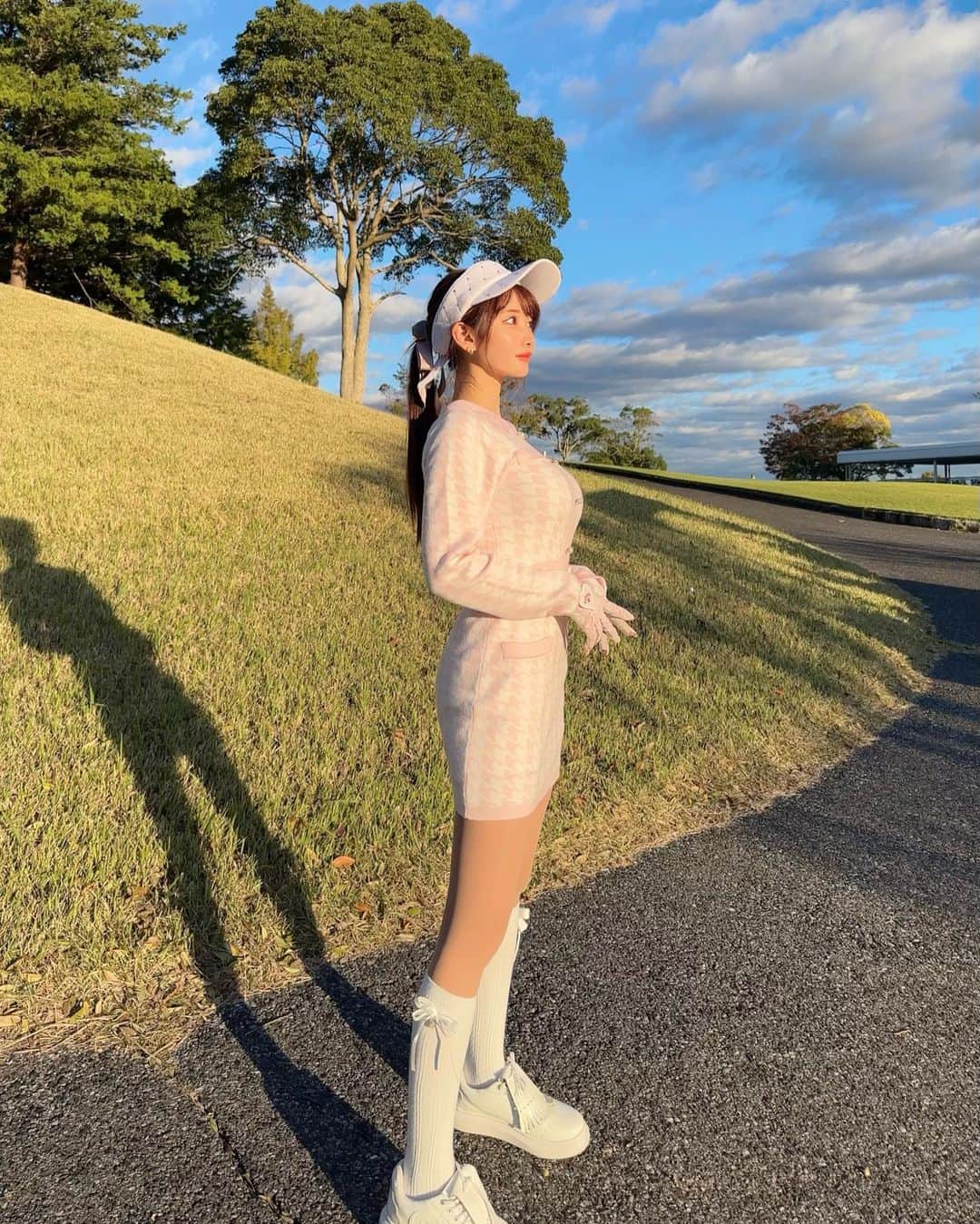 MAYUさんのインスタグラム写真 - (MAYUInstagram)「. 2度目ましてのゴルフ5カントリーオークビレッヂ⛳️💖 スコアは39.43-82（28putt）でした☺️ . 後半ラスト3ホール連続でダボ叩いてしまった、、😭 最後のほうはいつも体力がなくて疲れてしまい スコアが崩れがち、、 70台が見えてたのに悔しいよ〜😭✊🏻 . ウェアは @minuere_golf  ふわっと柔らかい生地で、着心地がとっても良かった🤍 ピンクの色味もかわいくて気に入ってる🫶🏻✨ . 7.8枚目はバンカーの王冠風👑笑 . . #ゴルフ女子#ゴルフ#ゴルフウェア#ゴルフ場#ゴルフ5カントリーオークビレッヂ#ミヌエール#golf#golfwear#golflife#golfaddict#golfclub#golfstagram#golfcourse#golfday#minuére#골프#골프스타그램#골프패션#골프스윙#운동하는여자」10月22日 17時14分 - mayu.kina_golf