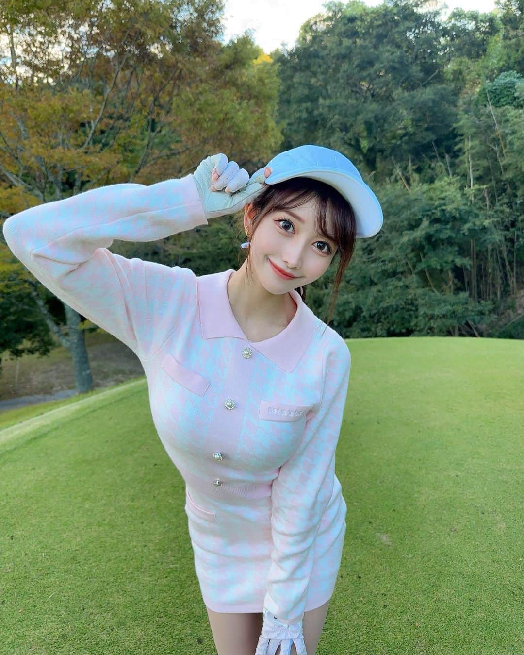 MAYUさんのインスタグラム写真 - (MAYUInstagram)「. 2度目ましてのゴルフ5カントリーオークビレッヂ⛳️💖 スコアは39.43-82（28putt）でした☺️ . 後半ラスト3ホール連続でダボ叩いてしまった、、😭 最後のほうはいつも体力がなくて疲れてしまい スコアが崩れがち、、 70台が見えてたのに悔しいよ〜😭✊🏻 . ウェアは @minuere_golf  ふわっと柔らかい生地で、着心地がとっても良かった🤍 ピンクの色味もかわいくて気に入ってる🫶🏻✨ . 7.8枚目はバンカーの王冠風👑笑 . . #ゴルフ女子#ゴルフ#ゴルフウェア#ゴルフ場#ゴルフ5カントリーオークビレッヂ#ミヌエール#golf#golfwear#golflife#golfaddict#golfclub#golfstagram#golfcourse#golfday#minuére#골프#골프스타그램#골프패션#골프스윙#운동하는여자」10月22日 17時14分 - mayu.kina_golf
