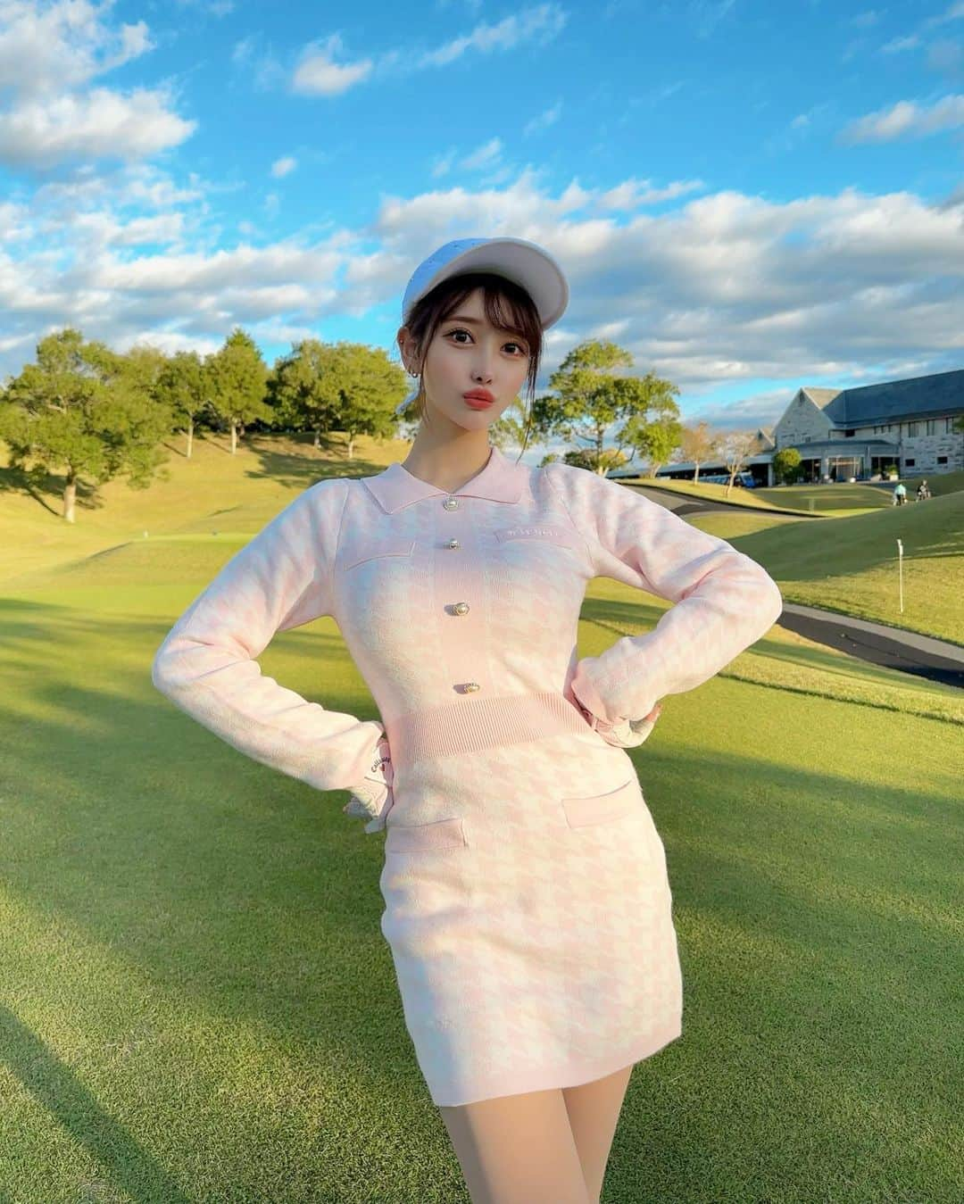 MAYUのインスタグラム：「. 2度目ましてのゴルフ5カントリーオークビレッヂ⛳️💖 スコアは39.43-82（28putt）でした☺️ . 後半ラスト3ホール連続でダボ叩いてしまった、、😭 最後のほうはいつも体力がなくて疲れてしまい スコアが崩れがち、、 70台が見えてたのに悔しいよ〜😭✊🏻 . ウェアは @minuere_golf  ふわっと柔らかい生地で、着心地がとっても良かった🤍 ピンクの色味もかわいくて気に入ってる🫶🏻✨ . 7.8枚目はバンカーの王冠風👑笑 . . #ゴルフ女子#ゴルフ#ゴルフウェア#ゴルフ場#ゴルフ5カントリーオークビレッヂ#ミヌエール#golf#golfwear#golflife#golfaddict#golfclub#golfstagram#golfcourse#golfday#minuére#골프#골프스타그램#골프패션#골프스윙#운동하는여자」