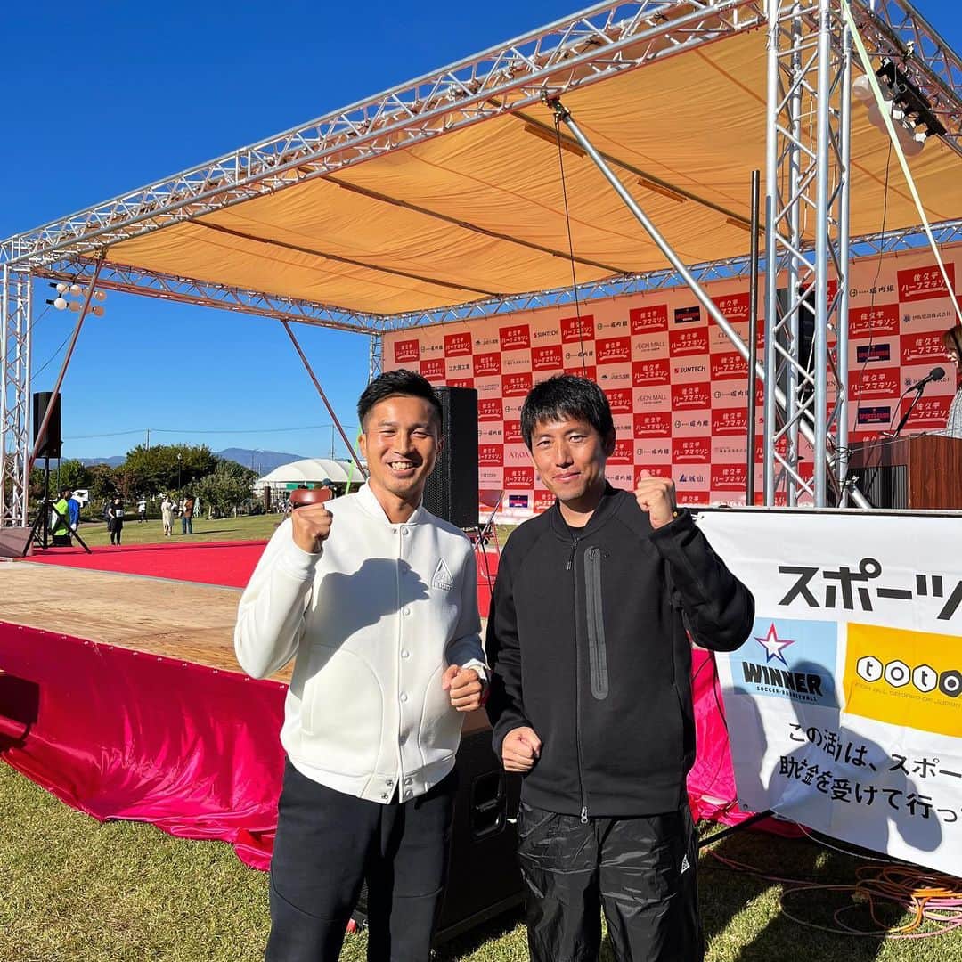 柴田聡のインスタグラム：「たっのしかったー(≧∀≦)  記念すべき第一回となる #佐久平ハーフマラソン の ゲストMCとしてお呼び頂き、  佐久長聖高校陸上部・ 高見澤勝監督とのトークショー後、 スタートするランナーを見送って そのままワタクシも出走♪  途中ランナーへ インタビューしながらでしたが、 全ての人が苦しい中でも 快く応えて下さいました！！  浅間山と北アルプスが 常にくっきり見えて 田園風景が広がる 気持ちの良いコース。  快晴で気温も程よく、 絶好の大会日和☆  ラストは調子のって ペースアップしちゃいました^ ^  又来年も走りたい 素敵な大会でした♪   #北斗の拳 #連載 #40周年 #原作者 #武論尊 #出身地」