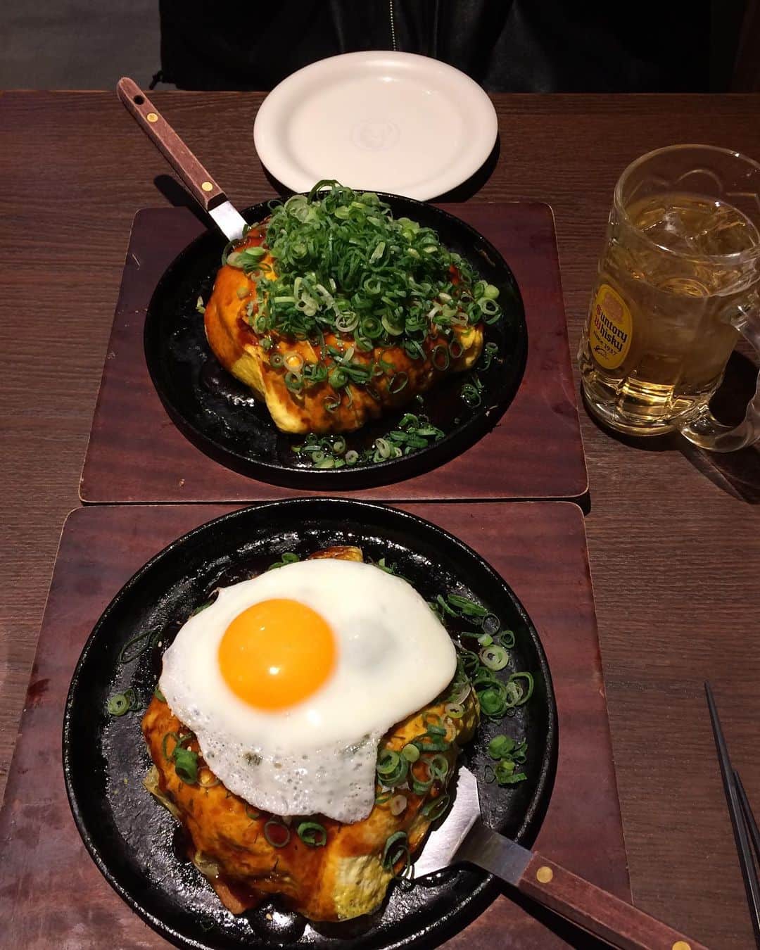 キム・ハンソルさんのインスタグラム写真 - (キム・ハンソルInstagram)「도쿄여행 3박4일 맛집&카페 기록📋  1 #멘야무사시 ⭐️⭐️⭐️⭐️ 이치란보다 맛있는 츠케맨집이라해서 찾아간 츠케맨 맛집! 키오스트로 주문하면 되고 한국어도 나와서 편리합니다ㅎㅎ 몰랐는데 면은 최대 1kg까지 무료추가 가능하다고 하네용 맥쭈랑 같이 먹어주면 크으으🍻  2 3 #차테이하토우 ⭐️⭐️⭐️⭐️⭐️ 손님에게 어울리는 찻잔에 차를 내어주는 카페 혼여행하는 분들도 가기 좋을 것 같고 오빠가 작정하고 꾸민게 아니라 세월이 흐르다보니 지금 감성의 카페가 된 것 같아 분위기가 너~무 좋다고 해떤☕️ 그만큼 한국에선 보기 힘든 사진에 다 안담기는 부니기~~ 오리지널 드립커피 맛과 배가 별로 고프지 않았지만 한번 시켜본 메이플 쉬폰케이크의 조화는 JMT!  4 5 #도쿄켄쿄 ⭐️⭐️⭐️ 카츠산도 쫀맛집🥹 시부야 메인 번화가가 너무 시끄럽다면 조용한 일본풍 거리를 느끼고 싶을 때 도보로 이동하기 좋은 시부야 카페! 카츠류가 먹고싶은데 브런치카페 느낌이라 조금 기대 안했는데 너무 맛있었다,, 카츠 육즙이 말모말모,,, 애견동반이 가능해서 같이 앉아있던 귀여운 강아지 구경하는 재미두 있었지용🐶  6 7 denko sekka - Tokyo Station ⭐️⭐️⭐️ 오코노미야끼가 먹고싶다면 가볼만한 맛집 그러나 개인적으로 오사카에서 먹은 오코노미야끼를 이기진 못했다🥲 시부야가 동선에 있는데 멀지 않은 곳에서 오코노미야끼가 먹어보고싶다면 세미 추천!  일정이 너무 짧아서 적어두고 못간데가 너무 많아..🥹 저 대신 가주세요 T.T  #도쿄맛집추천 #도쿄카페추천 #solvly_travel」10月22日 17時16分 - khsolvly