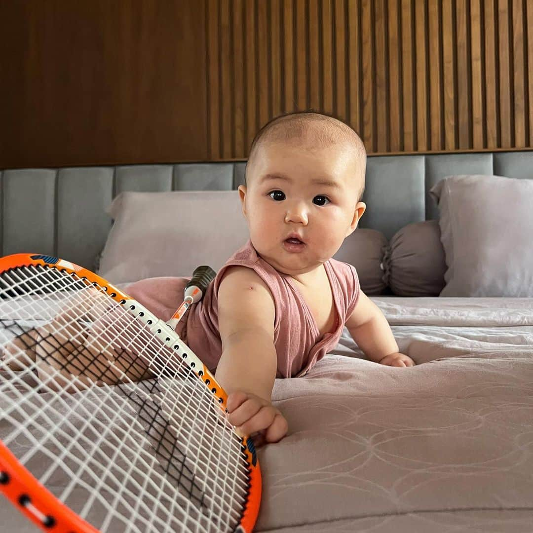 グレイシア・ポリーさんのインスタグラム写真 - (グレイシア・ポリーInstagram)「Thank you @victorsport_official for making custom baby clothes + junior Badminton racket only for Jessia.. 🥰   Aunty @yyvvoonneechou @rachelbo23 hugs and kisses from Jessia. 🤗」10月22日 17時26分 - greyspolii