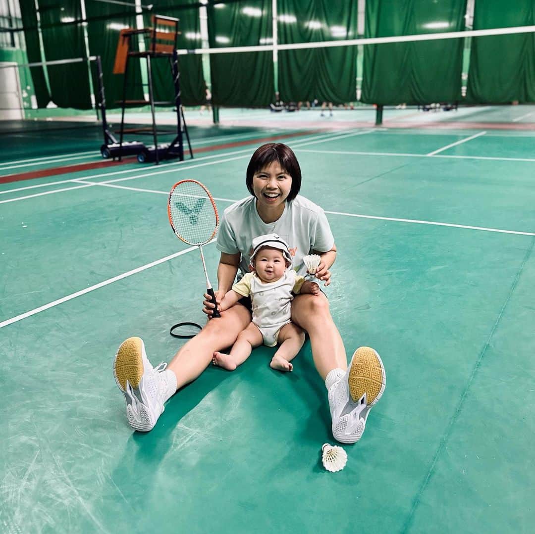 グレイシア・ポリーのインスタグラム：「Thank you @victorsport_official for making custom baby clothes + junior Badminton racket only for Jessia.. 🥰   Aunty @yyvvoonneechou @rachelbo23 hugs and kisses from Jessia. 🤗」