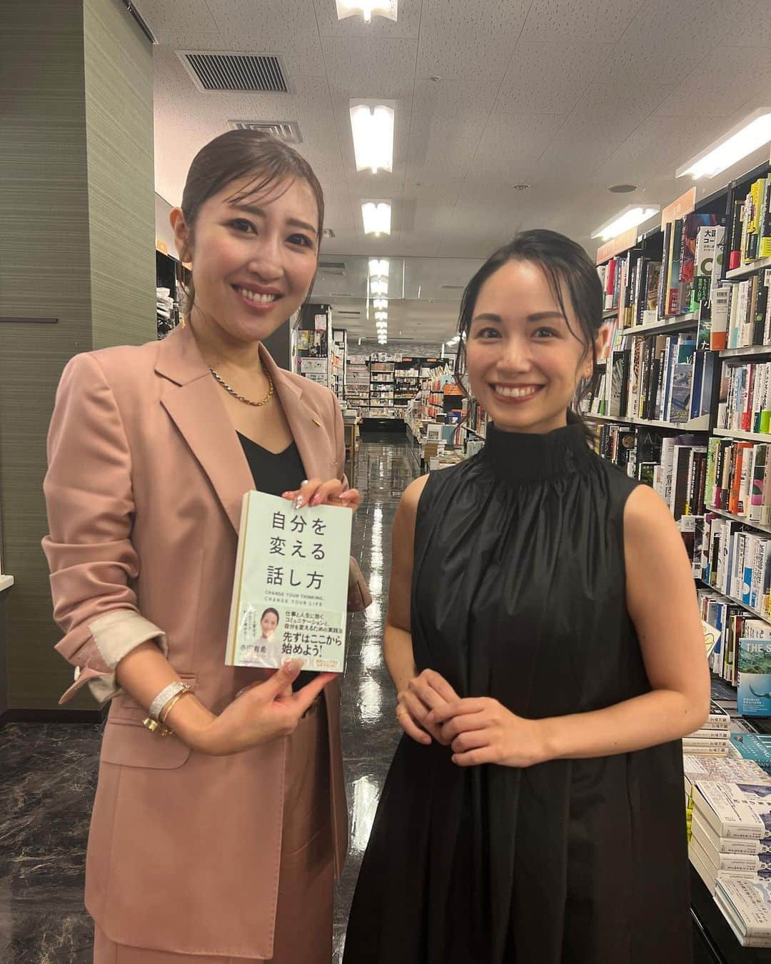 寺田有希さんのインスタグラム写真 - (寺田有希Instagram)「新刊『自分を変える話し方』 9月15日に発売になりました📕✨  読んでいただけましたか☺️？  出版記念イベントには、 オーダーメイドスーツ専門店 『Re.muse』代表取締役社長の 勝友美(@katsu.tomomi )さんにお越しいただき、 トークショーをさせていただきました🙌✨  お会いしたかった…！ お話をしてみたかった…！  念願の対談をさせていただけて、 自分の本の発売記念イベントながら、 本当にありがたかったです😭✨  勝さんのお話から元気や勇気が出る言葉は もちろんたくさんいただけたんだけど、 それだけじゃなくって！！ ダメなことはちゃんとダメだという。 間違っていることはちゃんと間違っているという。 時として鋭さを持っているのが素晴らしいなと、 心から思いながら聴いていました。  肯定するだけが優しさではない。 ダメなことをダメだと言うことは、愛だ。  ご自身がツラいご経験をしてきたからこそ、 出てくる信頼できる言葉の数々と、 そこから感じる大きな愛に、 ますます尊敬が膨らみました🙏✨  私も、私の経験を大事にしていこう。 言葉を大事にしていこう。  そう思えた対談となりました☺️✨  お越し下さった皆さま、 本当にありがとうございました！！！  何かが変わるきっかけになれたら、 それほど嬉しいことはないです☺️🫶  さあ！！！！！！！！！  この日は私がお呼びする側でしたが、 次は私がお呼ばれする番です！！！  10月28日には、  ／ 　『400万フォロワーを分析したプロのノウハウ  　インスタで‘‘推し‘‘になる方法』刊行記念　　　　　　 　石川侑輝×寺田有希トークイベント ＼  が、開催されます！！！！！🎉  インスタ運用に悩まれてる方、 インスタを真剣にやらなきゃと思いつつ 手をつけれていない方など、 必見ですよ☺️✨  詳細はストーリーに流してます！ お待ちしております☺️✨  #勝友美 #オーダーメイドスーツ #remuse #ヴィクトリースーツ #自分を変える話し方 #新刊発売記念 #発売記念 #トークショー #ありがとうございました #フリーランス #フリーランス女子 #ベンチャー女優 #寺田有希 #teradayuki」10月22日 17時19分 - terada_yuki