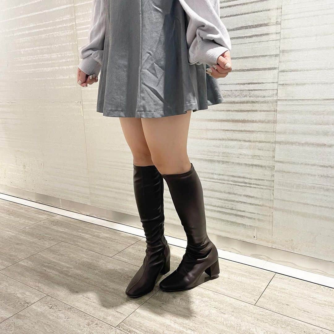 lazyswankamataさんのインスタグラム写真 - (lazyswankamataInstagram)「NEW ARRIVAL👢🌟 . 昨年も人気だったロングブーツが入荷！ ストレッチ素材でフィット感のある履き心地。スリムで綺麗なラインなので、ミニ丈におすすめです♪ . color▶︎Black(スエード・スムース),Dark brown size▶︎S,M,L,LL price▶︎¥10,780(税込) . #LazySwan #レイジースワン #東急プラザ #tokyuplaza #蒲田 #東急プラザ蒲田 #Tokyo #東京 #boots #ブーツ #ブーツコーデ  #ロングブーツ #大人可愛い #ガーリー #ガーリーコーデ #カジュアル #カジュアルコーデ #あしもと倶楽部 #おしゃれさんと繋がりたい #2023aw #秋 #秋靴」10月22日 17時19分 - lazyswankamata