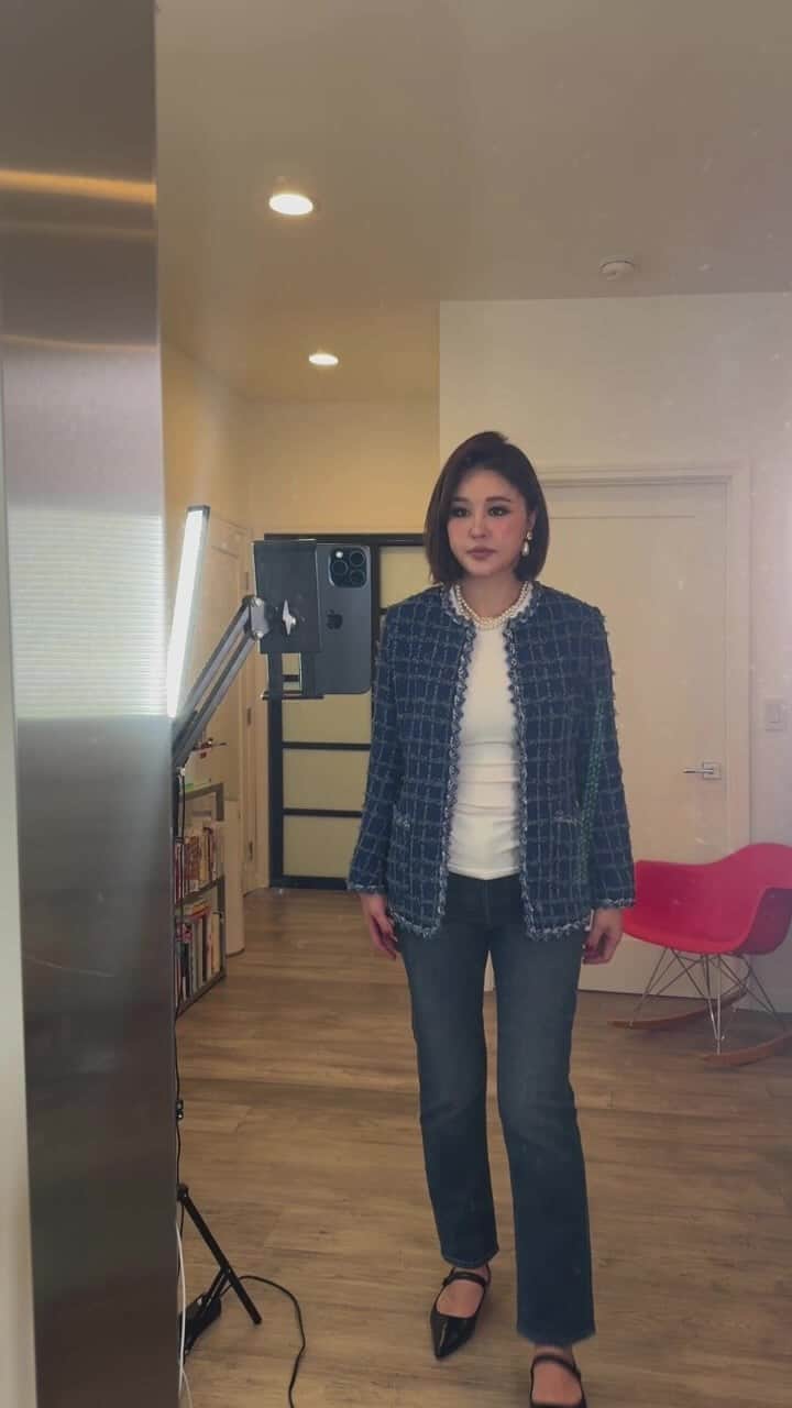 パク・ウンジのインスタグラム：「#영업글 너무 자켓 도배라 지송합니다 헤헤  🩵BLUE MUSE JK 큰 사랑 감사합니다- 주말에 육아하느라 늦게 보신 분들이 많으셔서 내일 공장도 휴일이니 내일까지 오픈해둘게요👌  ✔️이번에 환률💵이 좋다보니 1353원👍 미국 이지쓰덜이 역대급으로 주문을 많이 해주셨어요. 감사합니다 ~ 😁   ✔️제 프로필 상단 링크에 Venmo 이용 가이드 올려놨으니 참고해주세요~ 그래도 모르겠다 싶으시면 DM 주세요.  ✔️반 사이즈이시면 업! 하시구요~   ✔️청바지와 흰티에 자켓만 걸쳐도 멋져버리는 마법👌 데님 컬러 트위드라서 이너 입기 정말 쉬워요. 안어울리는 컬러가 없어요.  ✔️고가의 트림이 무려 5m가 들어갔어요- 트위드 형태 변형 없게 하려고 길게 잡아당기지 않고 여유 있게 사용했어요! 일반 트림의 3배가 넘는 금액… 받으면 진짜 예뻐서 놀라실 거에요👌  ✔️봉제는 Vivien westwood 말모입니다.  봉제비 고가. 퀄리티 좋음 . 어쩔 수 없음😊  내일 이후에는 관련 글 다 숨길게요~  영업글이 많아서 지송합니다 😅😅」