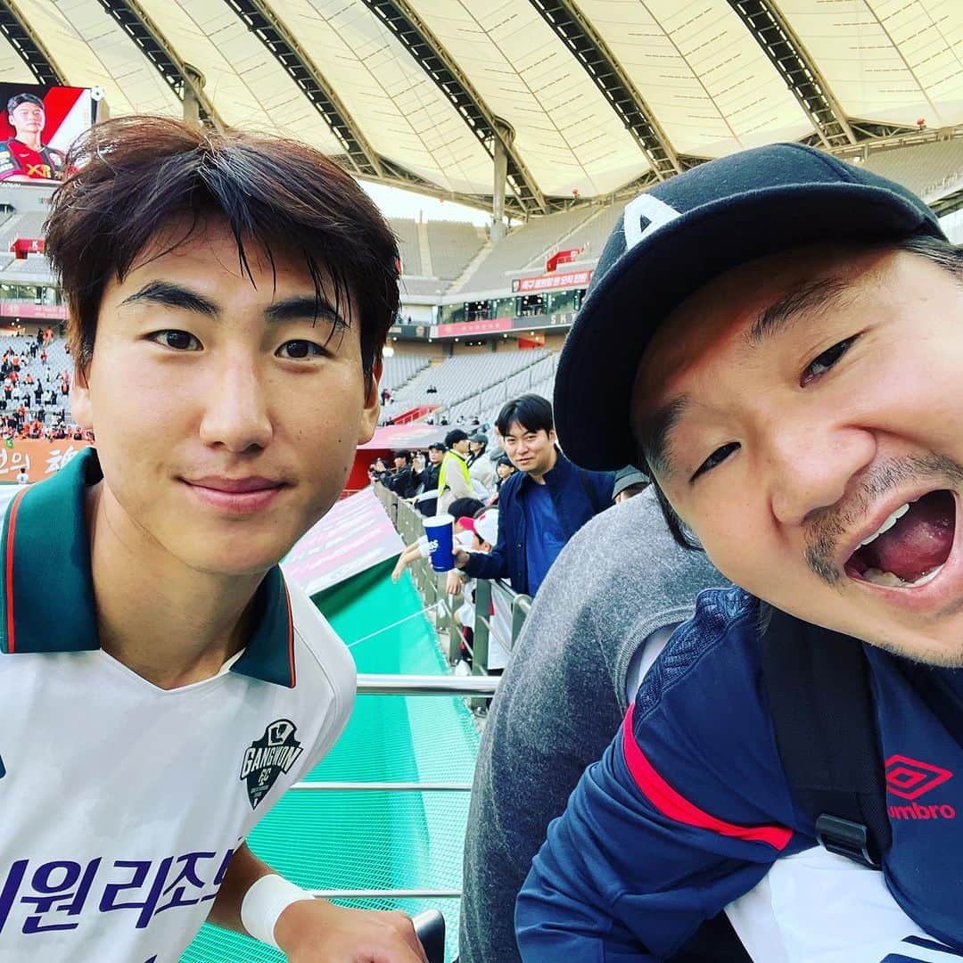 植田朝日のインスタグラム：「🇰🇷🇰🇷🇰🇷  試合後、元FC東京のユ インスくんとパチリ‼️📸  タイミング良く復帰戦が見れて良かったよ！w  インス ファイティン‼️💪  #ユインス #江原FC #Kリーグ #韓国旅 #サッカー旅 #朝日旅 #FooTravelleR #fctokyo #FC東京」