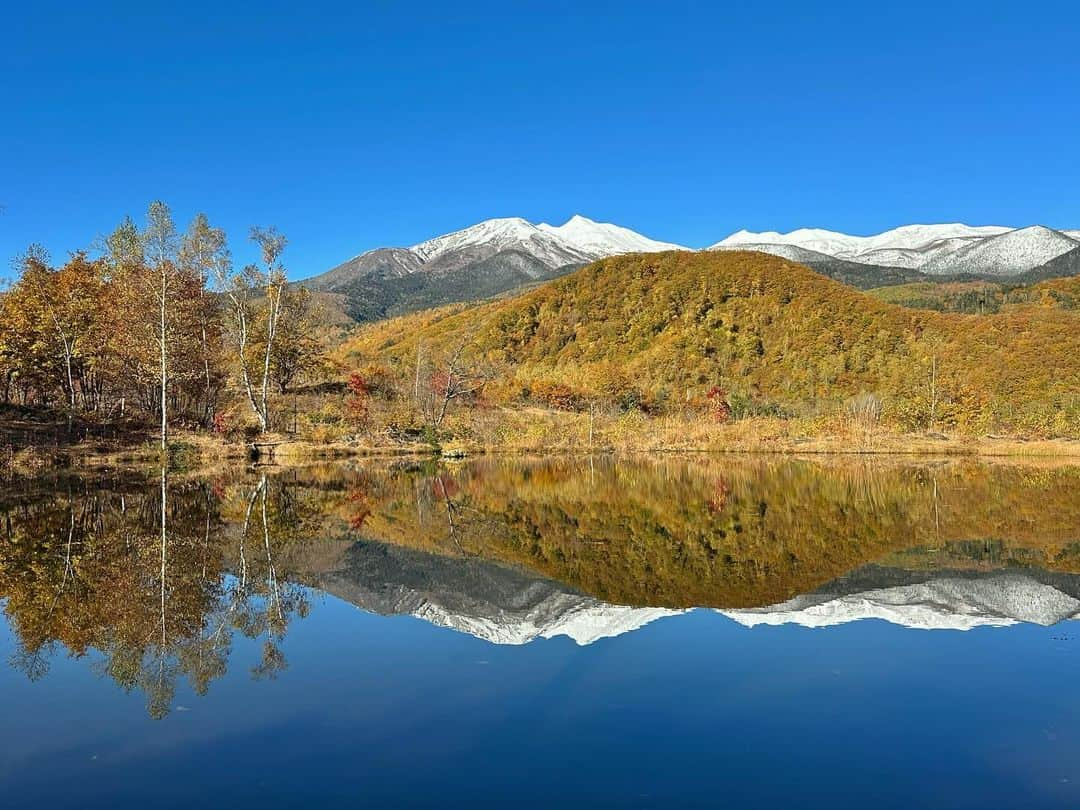 JAPANのインスタグラム：「Reflection of Mount Norikura in lake Maime」