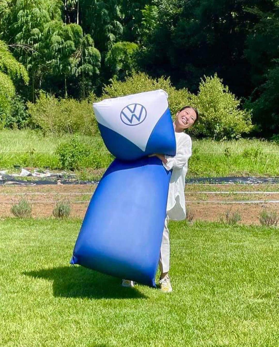 田中沙百合さんのインスタグラム写真 - (田中沙百合Instagram)「Volkswagen Japanさんの キャンペーンモデルをさせて頂きました。  こちらのビーズクッションがそれはそれはもう！ 気持ちよすぎて、3秒で眠れる魔法の ビーズクッションでした。  Volkswagen Japanさんの公式Instagramを フォローして(@vw_japan ） キャンペーンの投稿に「いいね!」して いただいた皆さまの中から VWオリジナル・ロボットクリーナー (SIS社製)：5名様 VWオリジナル・ビーズクッション 3色： 6名様が当たるそうです♡  今月の10月31日まで応募可能なので、 気になる方がいらっしゃったら (@vw_japan ）をフォローして キャンペーンの投稿にイイネ👍 してみてくださいね^_^」10月22日 17時24分 - tanaka_sayuri621