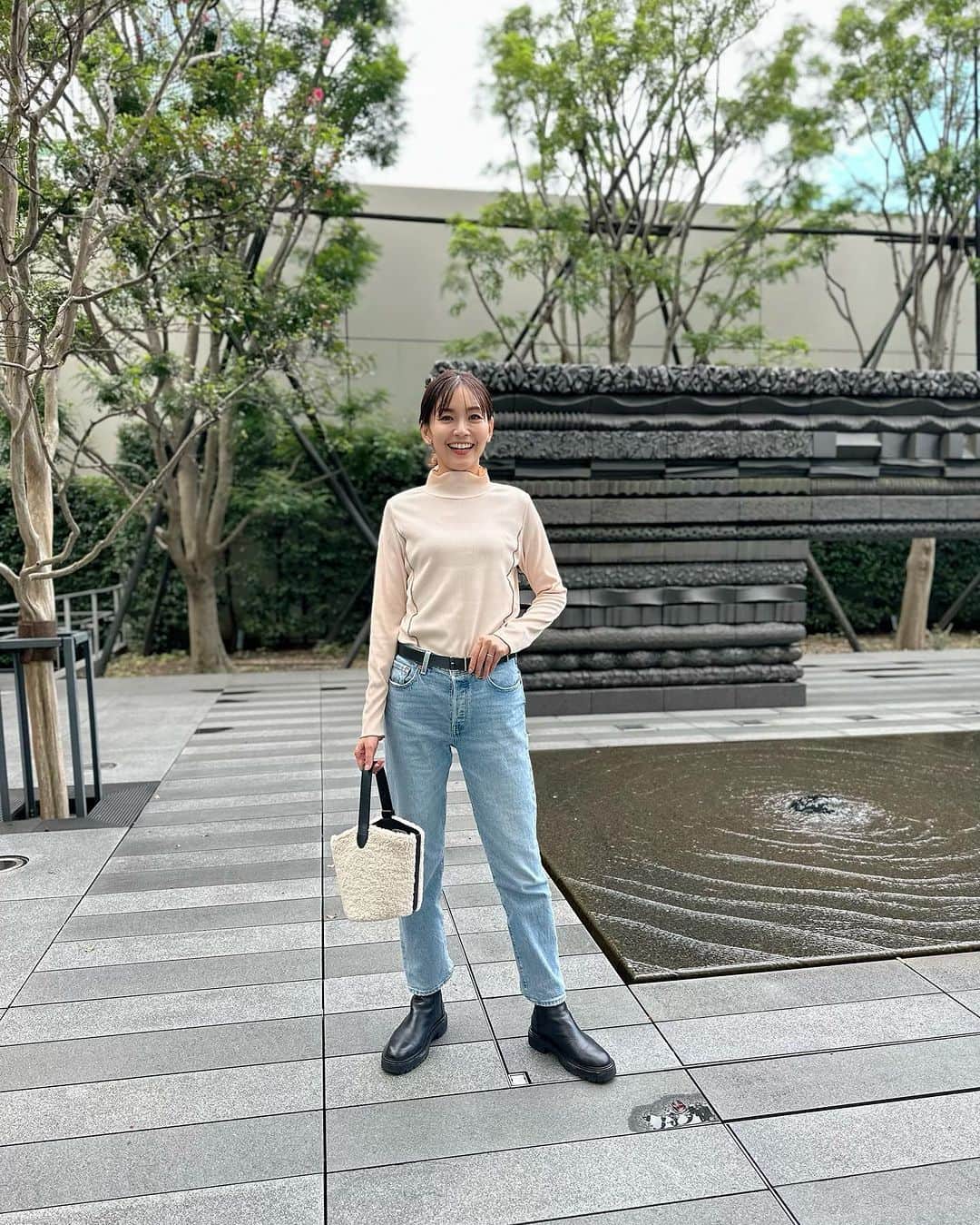 のインスタグラム：「こちらの配色メローカットソー 隠れ名品なんじゃないかって思ってる😆  インナーとしてはもちろん一枚でも着ることができます。 このピンクページは肌映りが良いみたいで、着てるとみんなに褒められる✨🙌やったね^ ^  tops @alsome_official  jeans  @levis_japan ×  @bayflow_inc  bag  @vasic_japan」