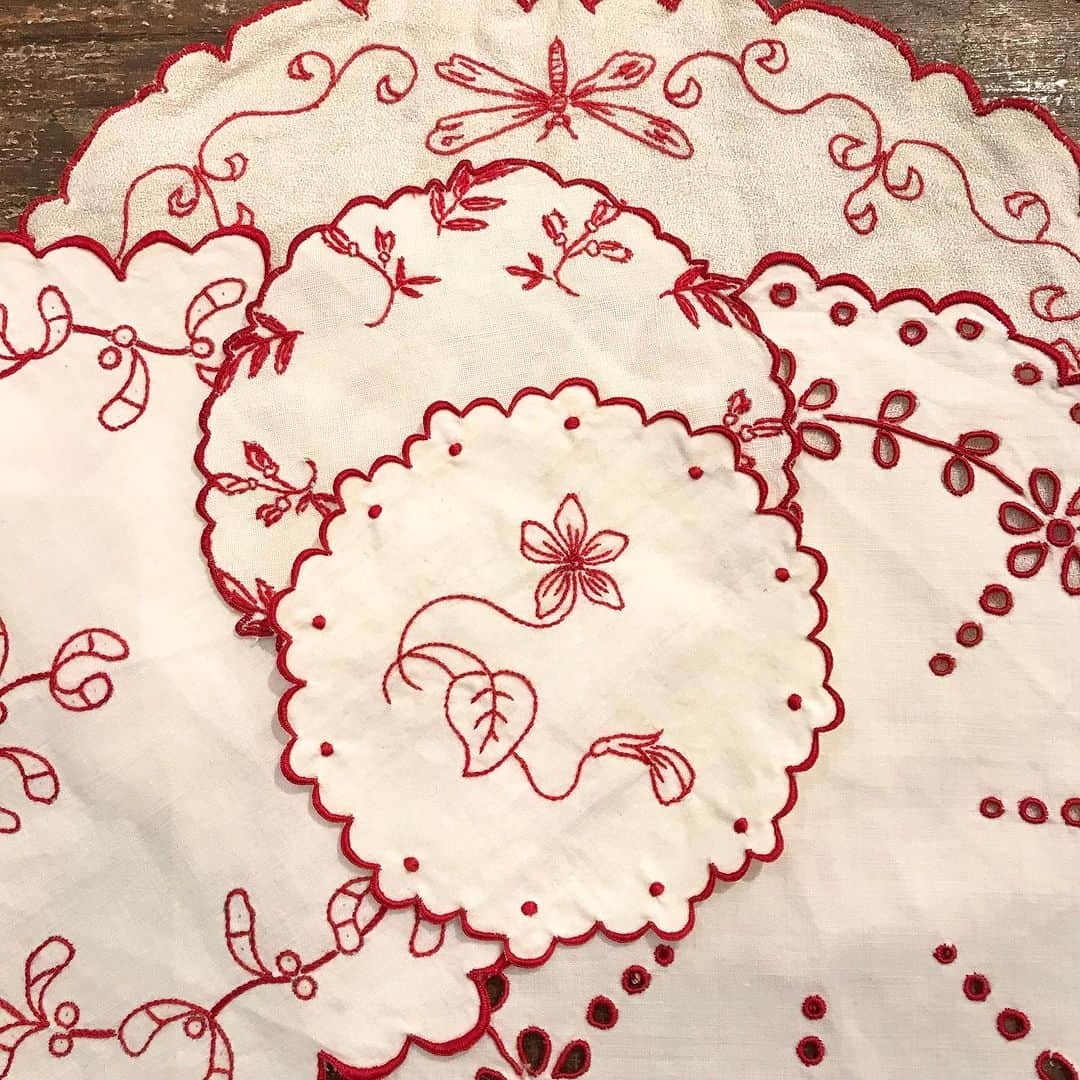 稚野鳥子さんのインスタグラム写真 - (稚野鳥子Instagram)「赤い刺繍は、なぜかとても可愛らしく見えまます🪡 手の込んだリボン刺繍、フレンチ刺繍はもちろん素敵ですが、赤刺繍は独特の魅力がありますね✨ アンティーク刺繍のドイリーに囲まれて🕊  #toricolore_shop #antiqueshop #antiquité #アンティークショップ #恵比寿アンティークショップ #アンティーク #brocante #ブロカント #アンティークのある暮らし #アンティーク雑貨 #恵比寿 #フランスアンティーク #フランス #ドイリー #シャビー #刺繍」10月22日 17時28分 - toricolore_shop