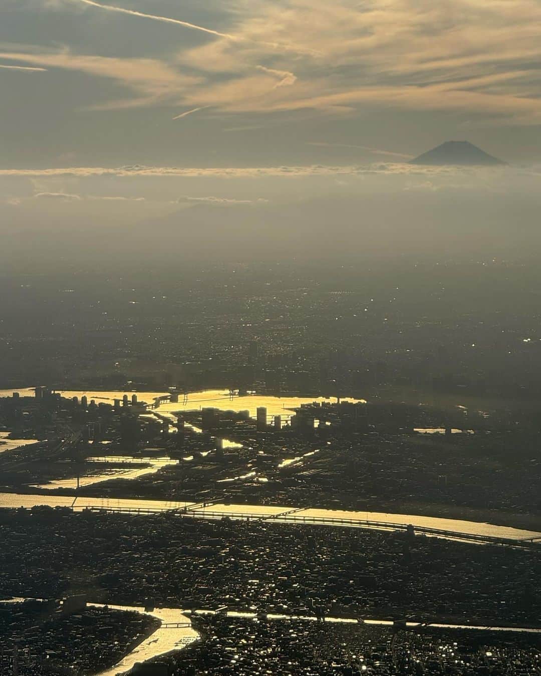 武田真一さんのインスタグラム写真 - (武田真一Instagram)「飛行機の中から見た富士山。 今日も綺麗でした。 どこへ行ったか…？  DayDay.の「日本探し隊」 11月の放送をお楽しみに！！」10月22日 17時28分 - raspberrydrops