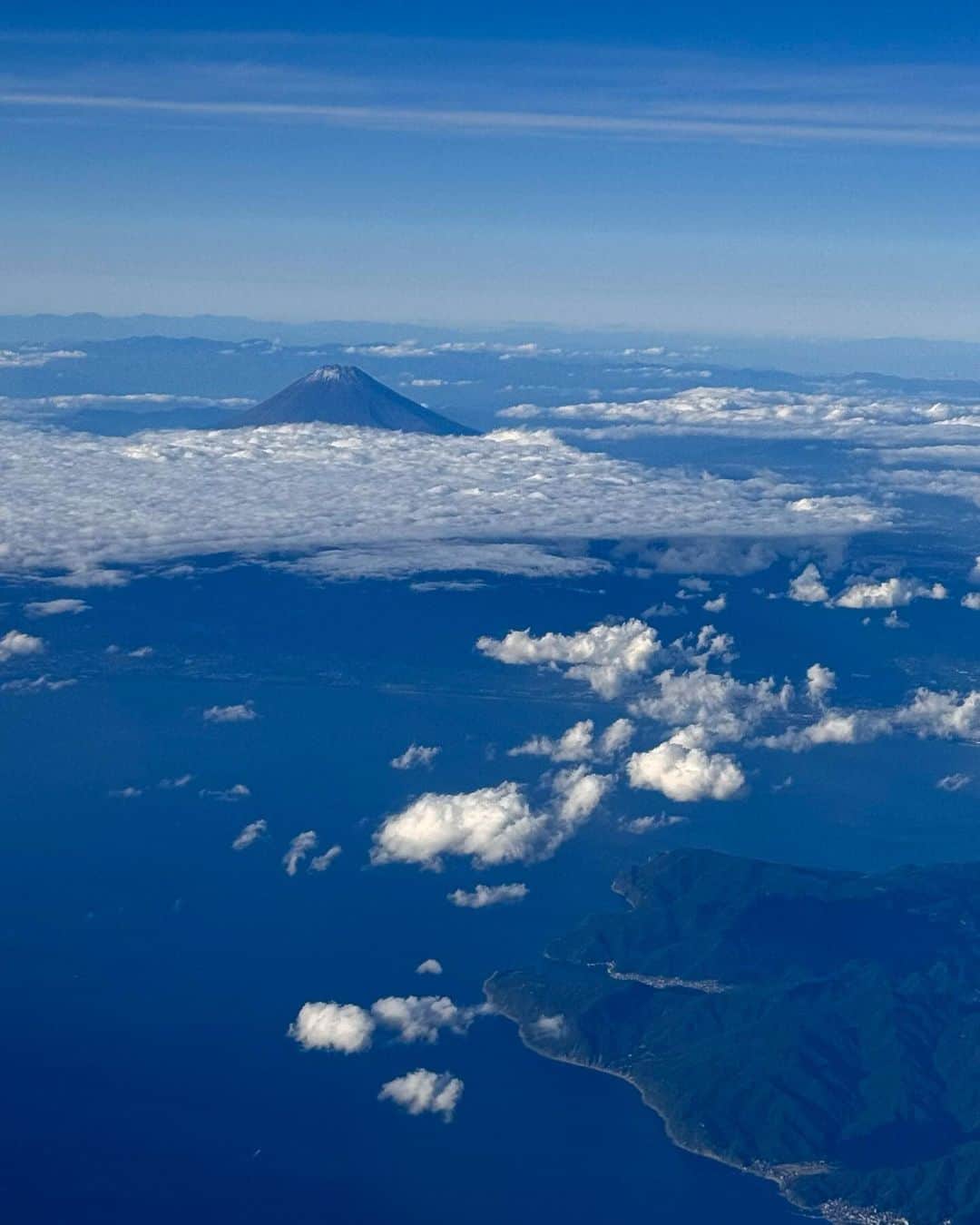 武田真一さんのインスタグラム写真 - (武田真一Instagram)「飛行機の中から見た富士山。 今日も綺麗でした。 どこへ行ったか…？  DayDay.の「日本探し隊」 11月の放送をお楽しみに！！」10月22日 17時28分 - raspberrydrops