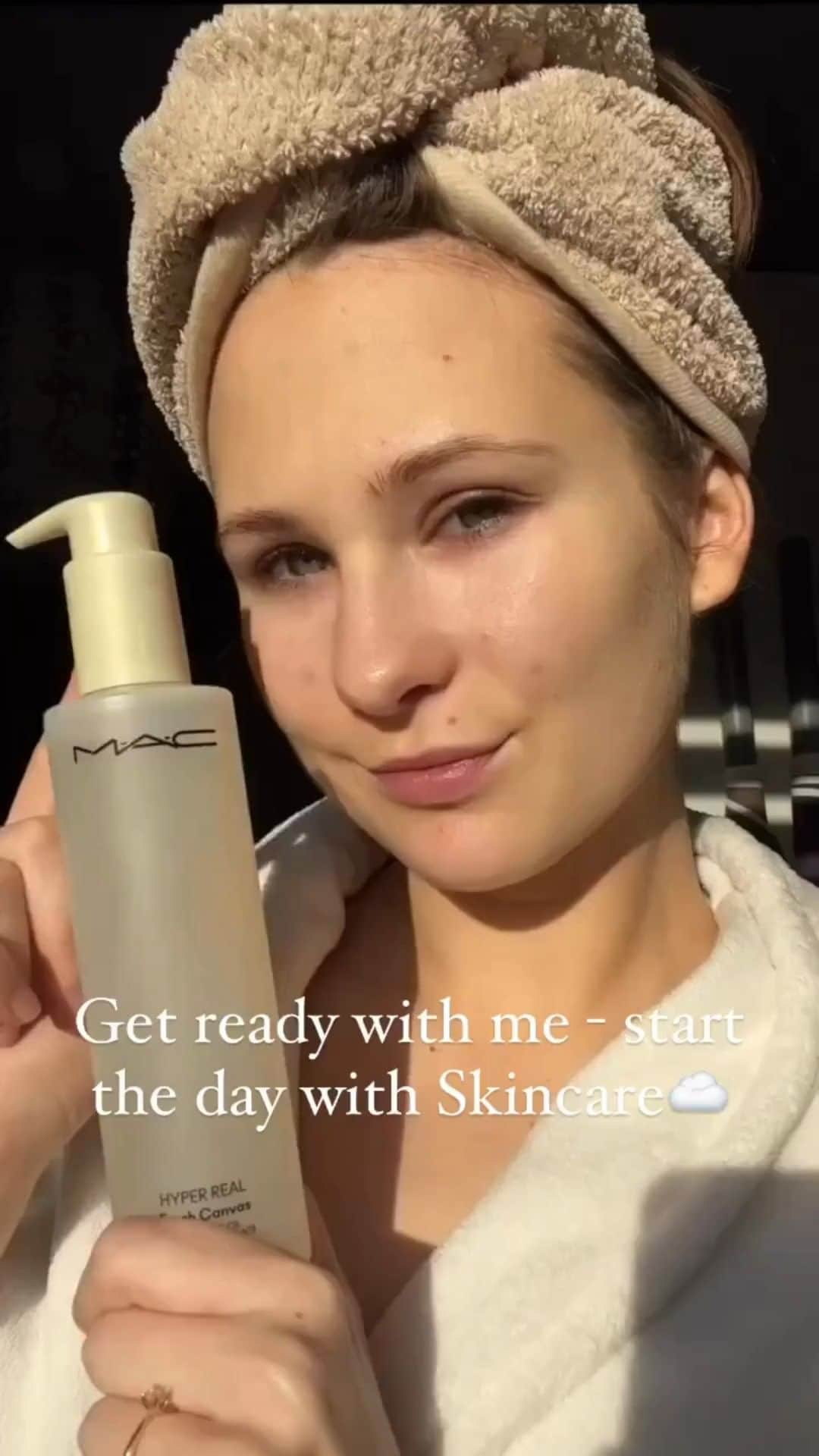 M·A·C Cosmetics Deutschlandのインスタグラム：「#SundayTreatment☁️ Relaxation mode: ON 🧖‍♀️💅 Verwöhne Deine Haut mit unserer exklusiven #MACHyperReal Skincare mit japanischem Pfingstrosen-Extrakt  ☁️Hyper Real Fresh Canvas Cleansing Oil ☁️Hyper Real Serumizer ☁️ Hyper Real Skincanvas Balm ☁️ Lip Conditioner (Tube)  @mua.sarahhffmnn」