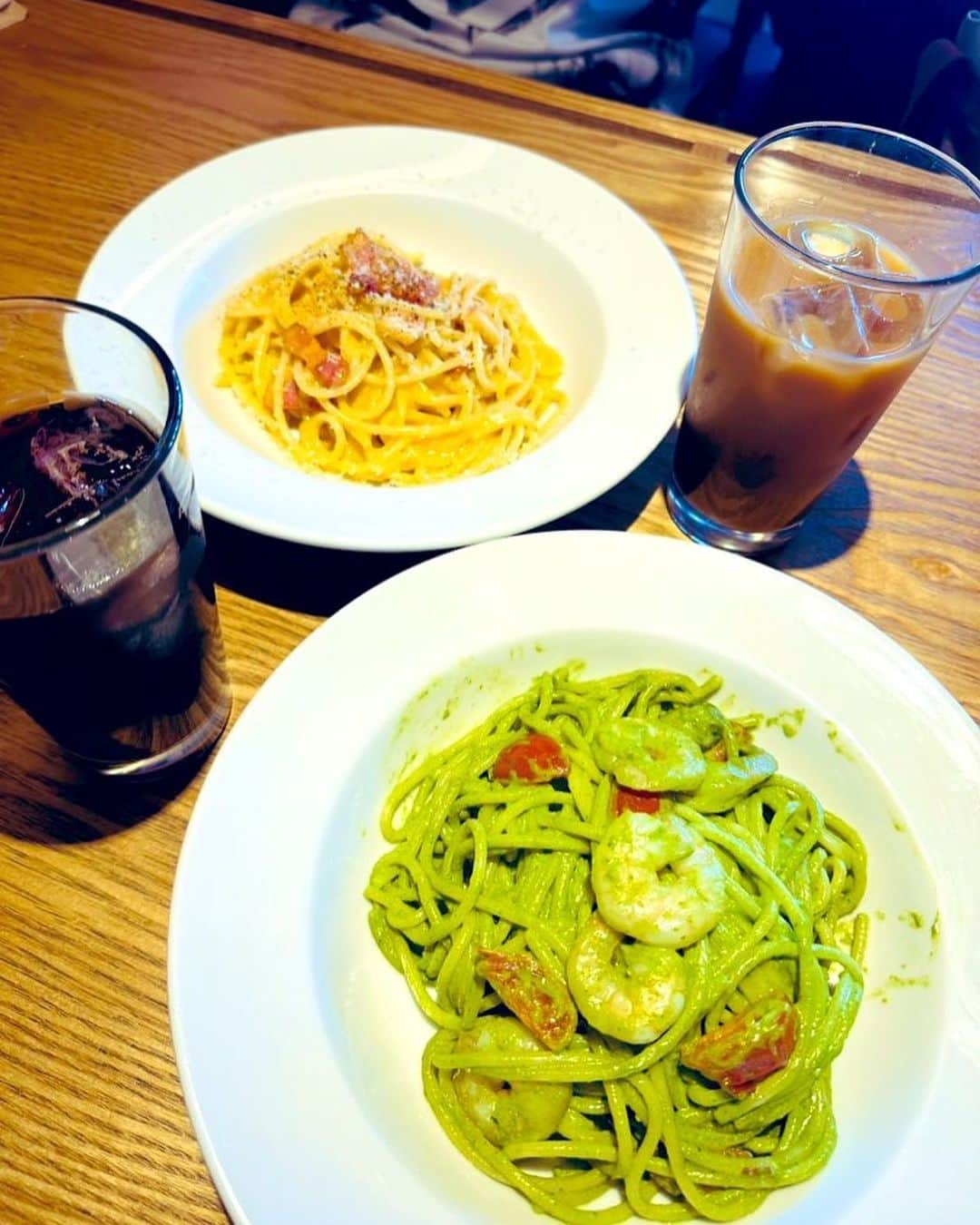 美川憲二さんのインスタグラム写真 - (美川憲二Instagram)「ライブ前に　原宿で　軽くディナーよ〜😋🍴✨✨✨✨✨✨✨  仲良し　まりもっこりと一緒に　  大人の原宿　カスケード原宿の　イタリアン「DACCI」さんにお邪魔して、  パスタを🍝いただきりんこ😋　  こんな　日曜日でも　空いてて  穴場なのが　大人の原宿こと　カスケード原宿なのよー😃😋👍👍👍  それそれ〜😄😃⤴️⤴️ #カスケード原宿 #大人の原宿 #穴場よ #イタリアンディナー #美川憲一 #美川憲二 #ヒデコフランセスカ #まりもちゃん  #オネェ系 #ものまね」10月22日 17時33分 - mikawakenji