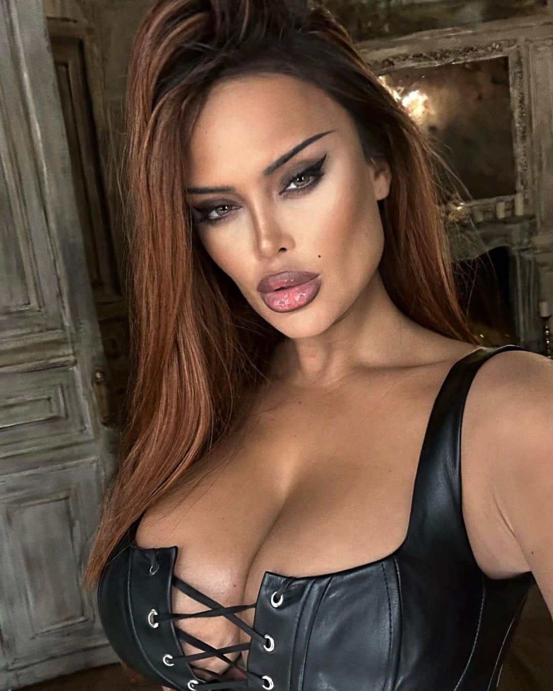 Nita Kuzminaのインスタグラム：「Весь мир — театр 🎭  В нем женщины, мужчины — все актеры. У них свои есть выходы, уходы, и каждый не одну играет роль ♠️」