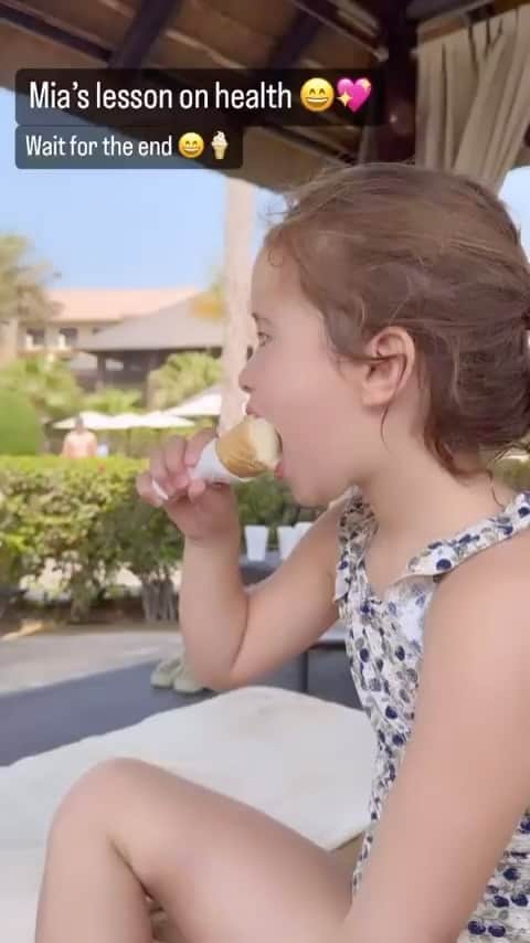 ダニエル・オズボーンのインスタグラム：「Mia’s lesson on what’s healthy 😂🍦💖」