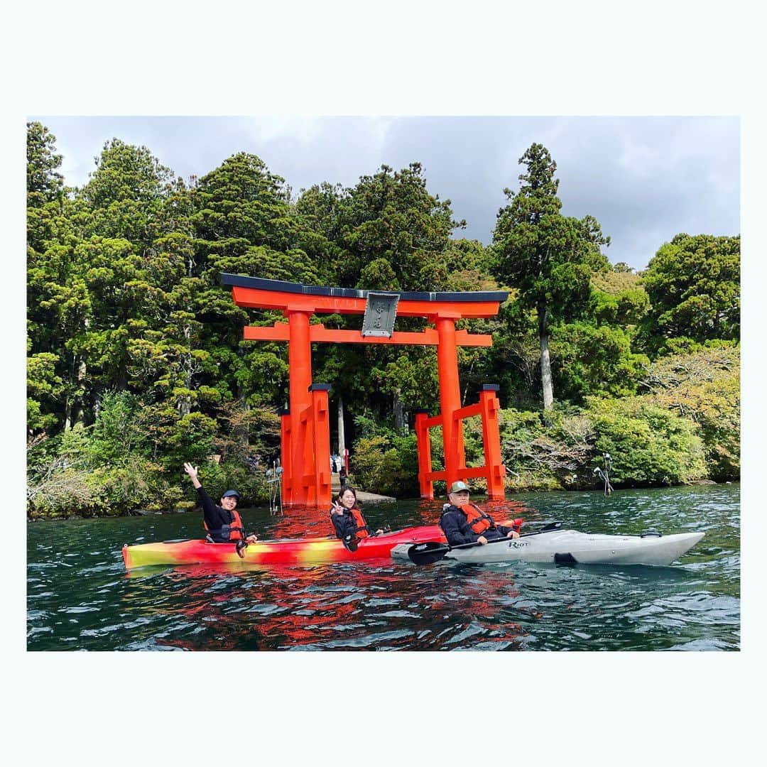 下村真由美のインスタグラム：「今日も‼︎ 初めましてのカヤック🛶✨ @ashinokoclub  さんにお世話になりました✨  箱根神社の水面鳥居⛩️までの60分コース🛶　心地よい風の中、目的地まで舵をとりながら進んでいく体験は思っていたより頭と体を使い、最後は心地よい疲労感と充実感が待っていました🤗  そして... やっぱりモーターが付いている乗り物に最後は移って笑笑 水上でハンドルきるのもやっぱり楽しかったです🤭  ありがとうございました😆💕  https://hakone-outdoor-service.com/ #ashinokoclub  #芦ノ湖 #箱根神社」