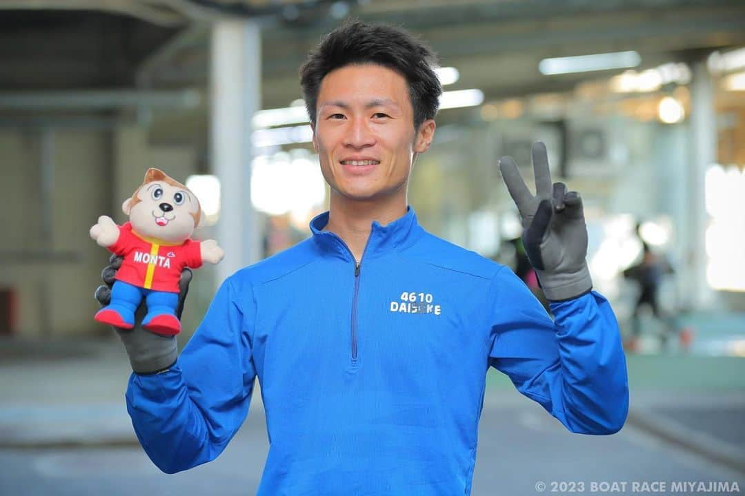 ボートレース宮島のインスタグラム：「. 🚤第11回東洋観光グループ杯🚤 . 🚤見事優勝に輝いたのは、 ②号艇  #東京支部 の #佐藤大佑 選手👑✨ . 佐藤 選手は10戦6勝の好成績で、優勝戦は 3コース から まくり を決め、2023年9月・三国 以来 1ヶ月ぶり 今年3回目、通算10回目(宮島は初)の優勝を飾りました！🏆✨  . 佐藤選手、優勝本当におめでとうございます🎉✨ . . ファンの皆さま、一節間ありがとうございました🍀 次節もボートレース宮島をよろしくお願いいたします✨ . 🐵次節は10月26日から 🚤 BTS尾道開設3周年記念 第30回日本財団会長杯🚤 . . #ボートレース宮島 #パルボート宮島 #モンタ  #ボートレース #boatrace #ボートレーサー  #東洋観光グループ杯 #東洋観光 #まくり #優勝戦 #優勝 #優勝おめでとう #好成績」