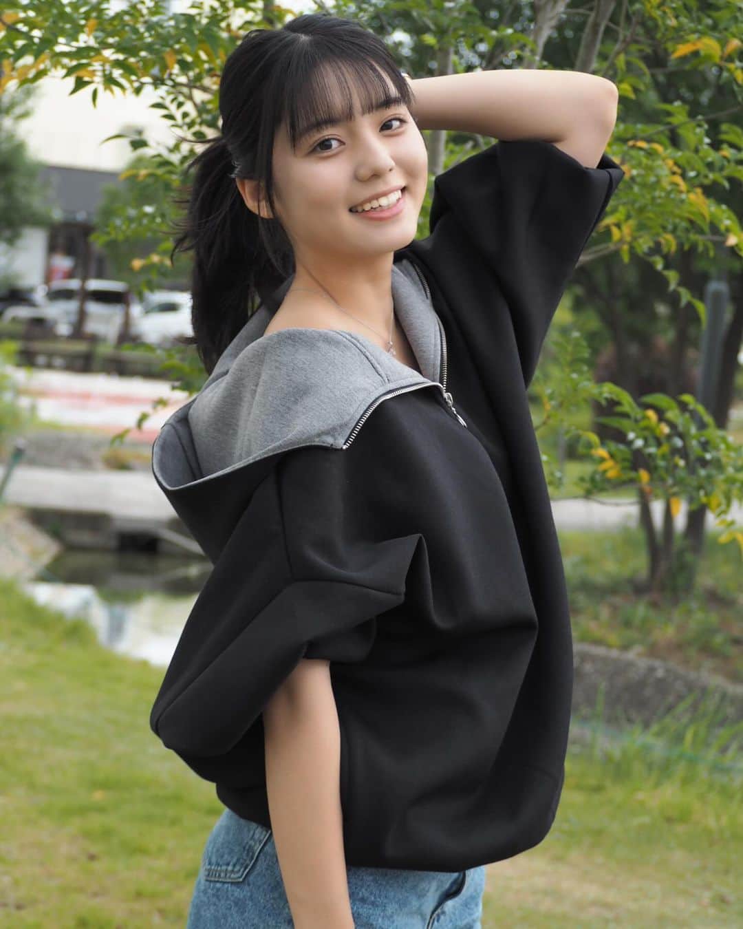 のインスタグラム：「右向き左向きどっちが好き( ¨̮ )??🩵 ポニーテール風にしてみた🤭  #松島かのん #制コレ22 #準グランプリ #カメラ女子 #黒髪 #セミロング #ポニーテール風 #jk #ljk #17歳 #06 #follow #followme」