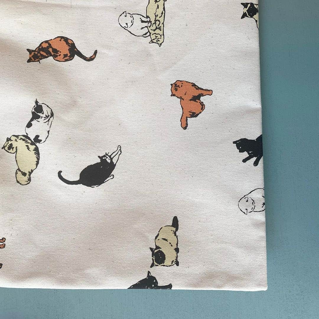 こども ビームスさんのインスタグラム写真 - (こども ビームスInstagram)「【new arrival】 ＜TEMBEA ＞ . 持ち手が輪っかの巾着バッグは、肩から掛ける事も出来るので快適に使えます👜携帯、財布、鍵、ポーチや手帳なども入るサイズです❣️  ※プリントの出方には個体差がございます。  . ▶ 巾着 PRINT 5561-0063-813 ¥7,150 （税込） . ※画像右下の【保存ボタン】で後から探しやすくなります💫 . #tembea #テンベア  #kodomobeams #beams #daikanyama  #こどもビームス #ビームス #代官山 #tokyo #japan #trip #TEMBEA #テンベア #巾着 #日本製 #バッグ #東京 #こどもふく #도쿄 #아기옷 #도쿄쇼핑 #여행 #일본여행  新作アイテムはプロフィールのリンク🔗からビームス公式サイト、こども ビームスページをチェック❗️ ※お問い合わせにつきましては、お電話にて承ります。」10月22日 17時52分 - kodomo_beams