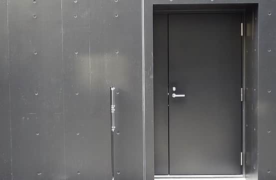 FRaUさんのインスタグラム写真 - (FRaUInstagram)「【パン生地が柔らかくホロホロとほどけるよう】今年7月にオープンしたパン屋「#しかたらむかな」は #神楽坂 の毘沙門天脇、石畳が風情を醸し出す小路にあり、外観は一見パン屋とわからないほどシック（写真4枚目）😎  これまでに和歌山「3ft」、清澄白河「中村食糧」を営業してきたシェフの #中村隆志 さんが手がけています。中村食糧は完全予約制でしたが、しかたらむかなは完全予約と予約なしでも購入できる2部制で営業。  そんな注目の新店をオススメしてくれたのは、国内外で1万個以上のパンを食べてきた #パン野ゆり さん。30種類ほどあるパンの中で「食感がぷわんぷわん！食べていくうちに口内で溶けていき、いつの間にかなくなってしまう」という「みんなのパン」（写真1枚目）がお気に入り。  その他に、もちもちとしながら歯切れの良いオリーブオイルたっぷりのパン「瑞々しい」（写真2枚目）や、2種類のレーズン、イチジク、オレンジ、くるみをたっぷりと混ぜ込んだ「たわわ」（写真3枚目）もオススメ😋  📍東京都新宿区若宮町13-1 kif annex 101  #パン屋 #パン店 #パンスタグラム #パン #神楽坂グルメ #frau」10月22日 17時52分 - fraumagazine
