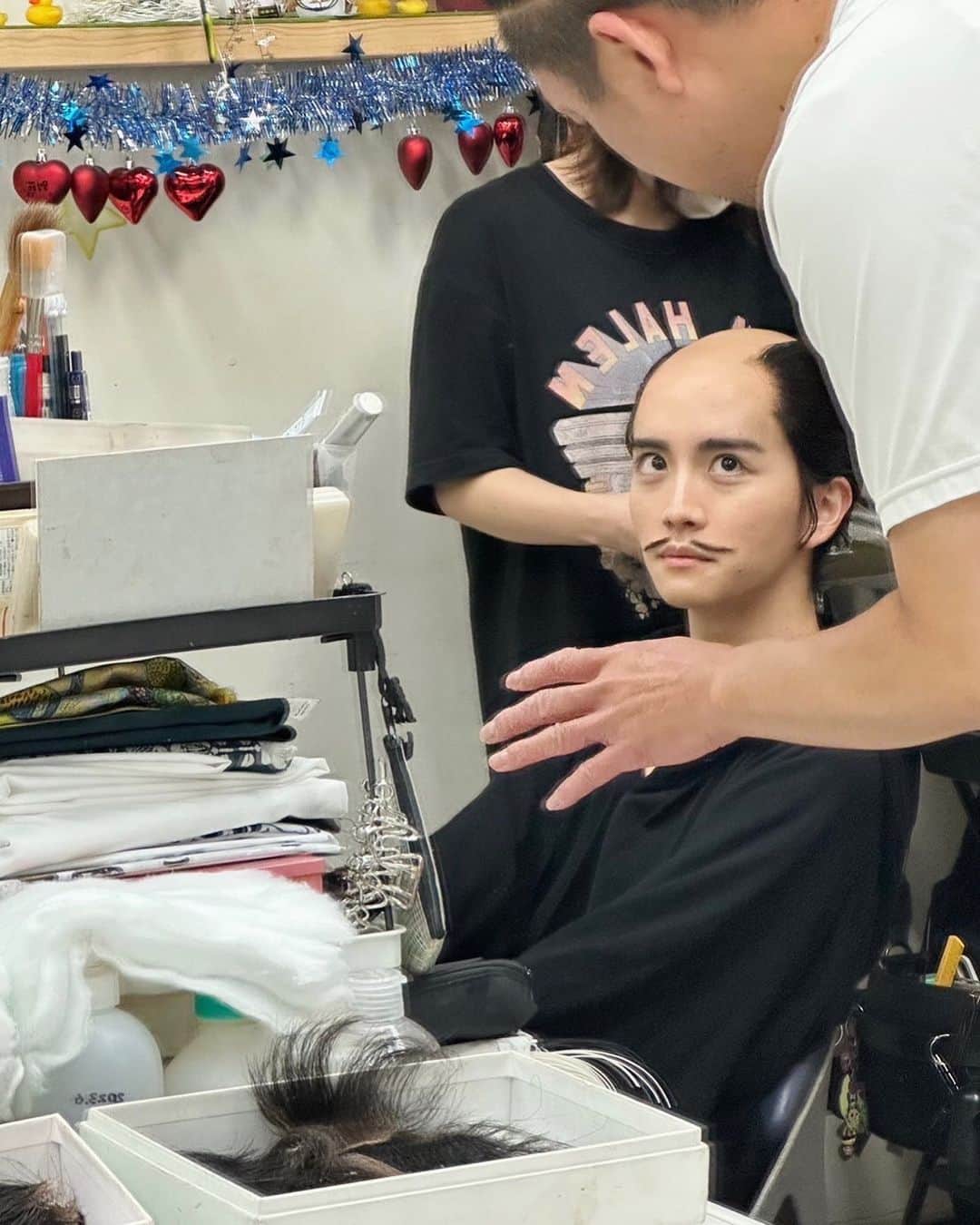 板垣李光人のインスタグラム：「どうする家康いよいよ40話に突入です。  直政は先週から髭が生えましたが、この写真は「これ、大丈夫そうかぇ…？」の顔です。 ここから細さなど色々と微調整を加えています。 ちなみに、毛先が天を向いているのは直政の兜をイメージしてみました。」