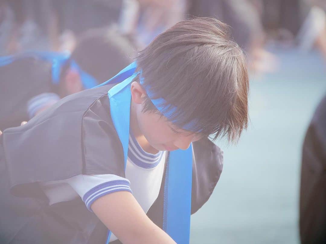 田中亜希子のインスタグラム：「週末は次男の運動会🚩 お天気に恵まれて気持ちのよい秋晴れ！  家族で唯一の瞬足な次男は1等賞。足が速い人って気持ちよさそうに走りますよね〜どんな気分なのだろうか。。♡おめでとう！  子供の運動会に行くと自分の小さな頃を思い出します。 私は足が遅くて😅 自分では速く走ってるつもりでも、なんか前に進まないんだよな〜と走るという運動に謎を残したまま学生時代が終わりました。。。 そんなに足が遅いのに、学校の朝の門が閉まる前のダッシュで間に合わなかったことがなかったことも謎。  #運動会」