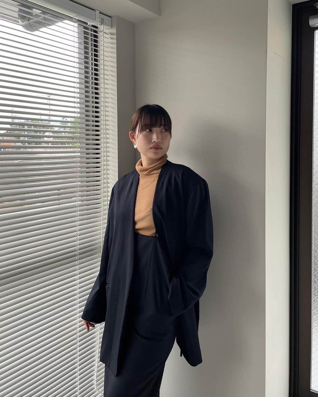 ETRÉ TOKYO ストアさんのインスタグラム写真 - (ETRÉ TOKYO ストアInstagram)「@etretokyo  【Recommend items】 ㅤㅤㅤ ㅤㅤ #ETREシアーニットボディスーツ GREY / BROWN / WHITE F size ¥22,000(tax in)  ㅤㅤㅤ ㅤㅤㅤ 新宿スタッフ @etretokyo_tobi 157cm WHITE着用  ㅤㅤㅤ本社スタッフ @etretokyo_sorami 162cm BROWN着用  ㅤㅤㅤ ㅤㅤ┈┈┈┈┈┈┈┈┈┈┈┈┈┈┈┈┈┈┈ ㅤㅤㅤ ㅤㅤ  【INFORMATION】 ⁡ㅤㅤㅤ ⁡ ※ルミネカード会員様限定で店舗通販のご利用が可能です。  ⁡ ※お電話がつながりにくい可能性がございます。 ⁡ ※また混雑時には入場制限及び 試着点数の制限を設けさせて頂きます。 予めご了承ください。 ⁡ ⁡ ご理解、ご協力を賜りますよう 心よりお願い申し上げます。   ㅤㅤㅤ 【LUMINE SHINJUKU STORE】 ETRÉ TOKYO ルミネ新宿2店 TEL：03-5989-0979  ー営業時間ー (平日、土日祝)11:00-21:00 ⁡  #etretokyo#etre#fashion#etretokyoshinjuku #etre#2023etre#etretokyo_staff_ootd#2023aw #大人ファッションコーデ #シンプルスタイル  #オトナカジュアルコーデ  #フラットシューズ #白黒コーデ #シアーニット #ハイネックニット #ジャケットコーデ」10月22日 17時51分 - etretokyo_store