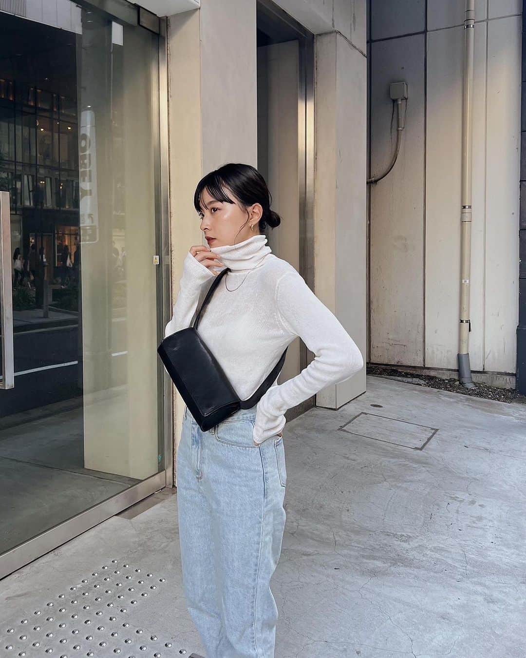 ETRÉ TOKYO ストアさんのインスタグラム写真 - (ETRÉ TOKYO ストアInstagram)「@etretokyo  【Recommend items】 ㅤㅤㅤ ㅤㅤ #ETREシアーニットボディスーツ GREY / BROWN / WHITE F size ¥22,000(tax in)  ㅤㅤㅤ ㅤㅤㅤ 新宿スタッフ @etretokyo_tobi 157cm WHITE着用  ㅤㅤㅤ本社スタッフ @etretokyo_sorami 162cm BROWN着用  ㅤㅤㅤ ㅤㅤ┈┈┈┈┈┈┈┈┈┈┈┈┈┈┈┈┈┈┈ ㅤㅤㅤ ㅤㅤ  【INFORMATION】 ⁡ㅤㅤㅤ ⁡ ※ルミネカード会員様限定で店舗通販のご利用が可能です。  ⁡ ※お電話がつながりにくい可能性がございます。 ⁡ ※また混雑時には入場制限及び 試着点数の制限を設けさせて頂きます。 予めご了承ください。 ⁡ ⁡ ご理解、ご協力を賜りますよう 心よりお願い申し上げます。   ㅤㅤㅤ 【LUMINE SHINJUKU STORE】 ETRÉ TOKYO ルミネ新宿2店 TEL：03-5989-0979  ー営業時間ー (平日、土日祝)11:00-21:00 ⁡  #etretokyo#etre#fashion#etretokyoshinjuku #etre#2023etre#etretokyo_staff_ootd#2023aw #大人ファッションコーデ #シンプルスタイル  #オトナカジュアルコーデ  #フラットシューズ #白黒コーデ #シアーニット #ハイネックニット #ジャケットコーデ」10月22日 17時51分 - etretokyo_store