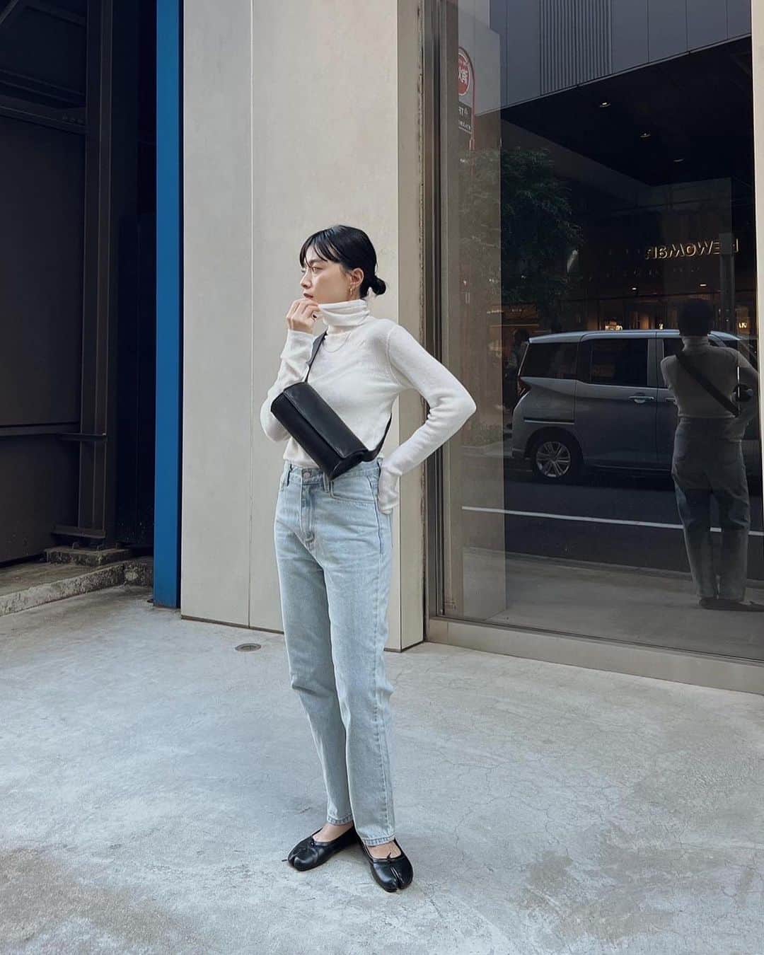 ETRÉ TOKYO ストアさんのインスタグラム写真 - (ETRÉ TOKYO ストアInstagram)「@etretokyo  【Recommend items】 ㅤㅤㅤ ㅤㅤ #ETREシアーニットボディスーツ GREY / BROWN / WHITE F size ¥22,000(tax in)  ㅤㅤㅤ ㅤㅤㅤ 新宿スタッフ @etretokyo_tobi 157cm WHITE着用  ㅤㅤㅤ本社スタッフ @etretokyo_sorami 162cm BROWN着用  ㅤㅤㅤ ㅤㅤ┈┈┈┈┈┈┈┈┈┈┈┈┈┈┈┈┈┈┈ ㅤㅤㅤ ㅤㅤ  【INFORMATION】 ⁡ㅤㅤㅤ ⁡ ※ルミネカード会員様限定で店舗通販のご利用が可能です。  ⁡ ※お電話がつながりにくい可能性がございます。 ⁡ ※また混雑時には入場制限及び 試着点数の制限を設けさせて頂きます。 予めご了承ください。 ⁡ ⁡ ご理解、ご協力を賜りますよう 心よりお願い申し上げます。   ㅤㅤㅤ 【LUMINE SHINJUKU STORE】 ETRÉ TOKYO ルミネ新宿2店 TEL：03-5989-0979  ー営業時間ー (平日、土日祝)11:00-21:00 ⁡  #etretokyo#etre#fashion#etretokyoshinjuku #etre#2023etre#etretokyo_staff_ootd#2023aw #大人ファッションコーデ #シンプルスタイル  #オトナカジュアルコーデ  #フラットシューズ #白黒コーデ #シアーニット #ハイネックニット #ジャケットコーデ」10月22日 17時51分 - etretokyo_store