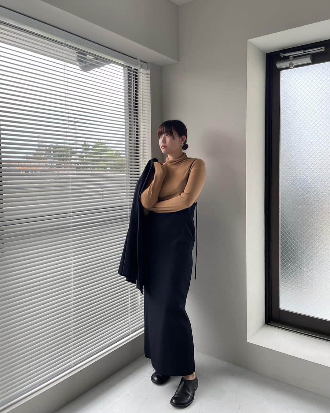 ETRÉ TOKYO ストアさんのインスタグラム写真 - (ETRÉ TOKYO ストアInstagram)「@etretokyo  【Recommend items】 ㅤㅤㅤ ㅤㅤ #ETREシアーニットボディスーツ GREY / BROWN / WHITE F size ¥22,000(tax in)  ㅤㅤㅤ ㅤㅤㅤ 新宿スタッフ @etretokyo_tobi 157cm WHITE着用  ㅤㅤㅤ本社スタッフ @etretokyo_sorami 162cm BROWN着用  ㅤㅤㅤ ㅤㅤ┈┈┈┈┈┈┈┈┈┈┈┈┈┈┈┈┈┈┈ ㅤㅤㅤ ㅤㅤ  【INFORMATION】 ⁡ㅤㅤㅤ ⁡ ※ルミネカード会員様限定で店舗通販のご利用が可能です。  ⁡ ※お電話がつながりにくい可能性がございます。 ⁡ ※また混雑時には入場制限及び 試着点数の制限を設けさせて頂きます。 予めご了承ください。 ⁡ ⁡ ご理解、ご協力を賜りますよう 心よりお願い申し上げます。   ㅤㅤㅤ 【LUMINE SHINJUKU STORE】 ETRÉ TOKYO ルミネ新宿2店 TEL：03-5989-0979  ー営業時間ー (平日、土日祝)11:00-21:00 ⁡  #etretokyo#etre#fashion#etretokyoshinjuku #etre#2023etre#etretokyo_staff_ootd#2023aw #大人ファッションコーデ #シンプルスタイル  #オトナカジュアルコーデ  #フラットシューズ #白黒コーデ #シアーニット #ハイネックニット #ジャケットコーデ」10月22日 17時51分 - etretokyo_store