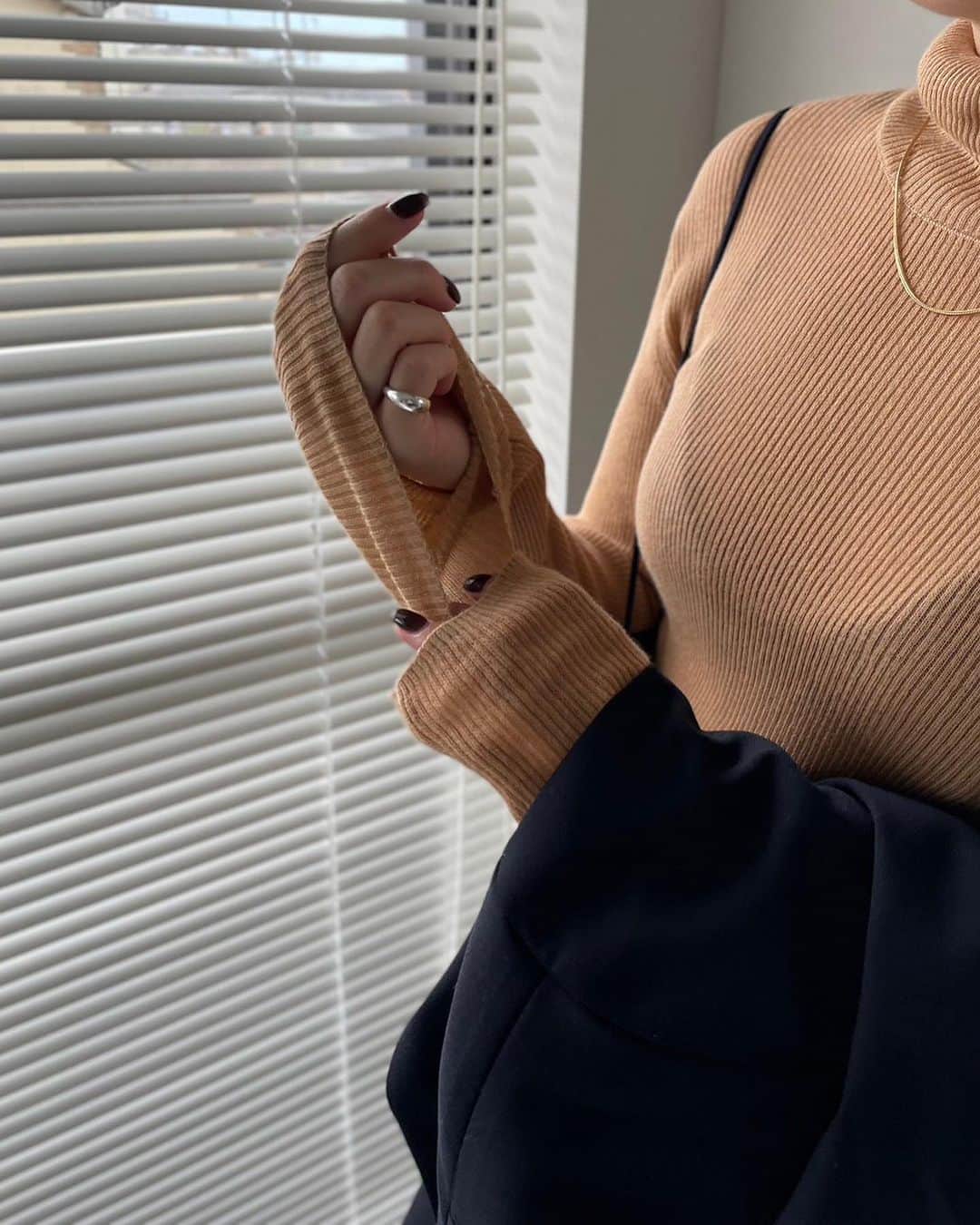 ETRÉ TOKYO ストアのインスタグラム：「@etretokyo  【Recommend items】 ㅤㅤㅤ ㅤㅤ #ETREシアーニットボディスーツ GREY / BROWN / WHITE F size ¥22,000(tax in)  ㅤㅤㅤ ㅤㅤㅤ 新宿スタッフ @etretokyo_tobi 157cm WHITE着用  ㅤㅤㅤ本社スタッフ @etretokyo_sorami 162cm BROWN着用  ㅤㅤㅤ ㅤㅤ┈┈┈┈┈┈┈┈┈┈┈┈┈┈┈┈┈┈┈ ㅤㅤㅤ ㅤㅤ  【INFORMATION】 ⁡ㅤㅤㅤ ⁡ ※ルミネカード会員様限定で店舗通販のご利用が可能です。  ⁡ ※お電話がつながりにくい可能性がございます。 ⁡ ※また混雑時には入場制限及び 試着点数の制限を設けさせて頂きます。 予めご了承ください。 ⁡ ⁡ ご理解、ご協力を賜りますよう 心よりお願い申し上げます。   ㅤㅤㅤ 【LUMINE SHINJUKU STORE】 ETRÉ TOKYO ルミネ新宿2店 TEL：03-5989-0979  ー営業時間ー (平日、土日祝)11:00-21:00 ⁡  #etretokyo#etre#fashion#etretokyoshinjuku #etre#2023etre#etretokyo_staff_ootd#2023aw #大人ファッションコーデ #シンプルスタイル  #オトナカジュアルコーデ  #フラットシューズ #白黒コーデ #シアーニット #ハイネックニット #ジャケットコーデ」