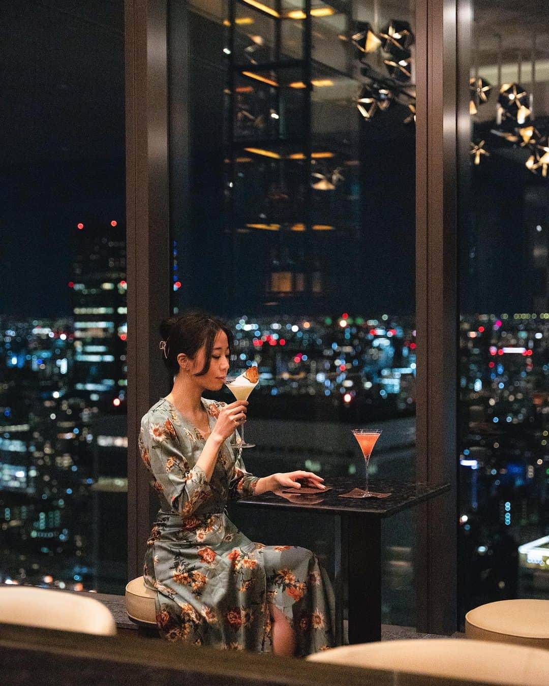 ホテルオークラ東京 Hotel Okura Tokyoさんのインスタグラム写真 - (ホテルオークラ東京 Hotel Okura TokyoInstagram)「At the top floor bar🌃 トップフロアで嗜むカクテル🍸  Bar & Lounge Starlight Location: 41st Floor, The Okura Prestige Tower バーラウンジ スターライト オークラ プレステージタワー 41階  #夜景 #眺望の良いバー #眺望の良いレストラン #東京ラウンジ #東京バー #最上階バー  #theokuratokyo #オークラ東京 #ホテル  #東京ホテル #ラグジュアリーホテル #tokyobar #tokyoview #barandlounge #nightview #toranomonbar #hotel #tokyohotel #lhw #lhwtraveler #uncommontravel  #东京 #酒店 #도쿄 #호텔 #일본 #ญี่ปุ่น #โตเกียว #โรงแรม」10月22日 17時44分 - theokuratokyo