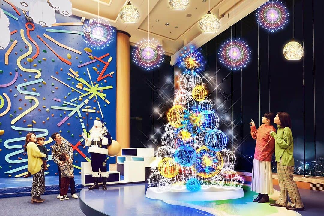 【公式】星野リゾート　リゾナーレのインスタグラム：「【リゾナーレ熱海】熱海の「花火」をテーマにしたサンタやケーキを楽しむ「花火クリスマス」を開催します。  花火のように輝く高さ約5メートルのクリスマスツリーが登場。また花火柄の服を着たサンタクロースからプレゼントをもらったり、花火玉の形をしたクリスマスケーキを味わったり、思い思いのクリスマスを過ごすことができるイベントです。   Photo by @rnratami   #星野リゾート #リゾナーレ #リゾナーレ熱海 #旅行 #国内旅行 #女子旅 #大人の休日 #子連れ旅行 #家族旅行 #熱海ホテル #記念日旅行 #温泉 #熱海海上花火大会 #花火 #Risonare #HoshinoResorts #RisonareAtami #japantravel」