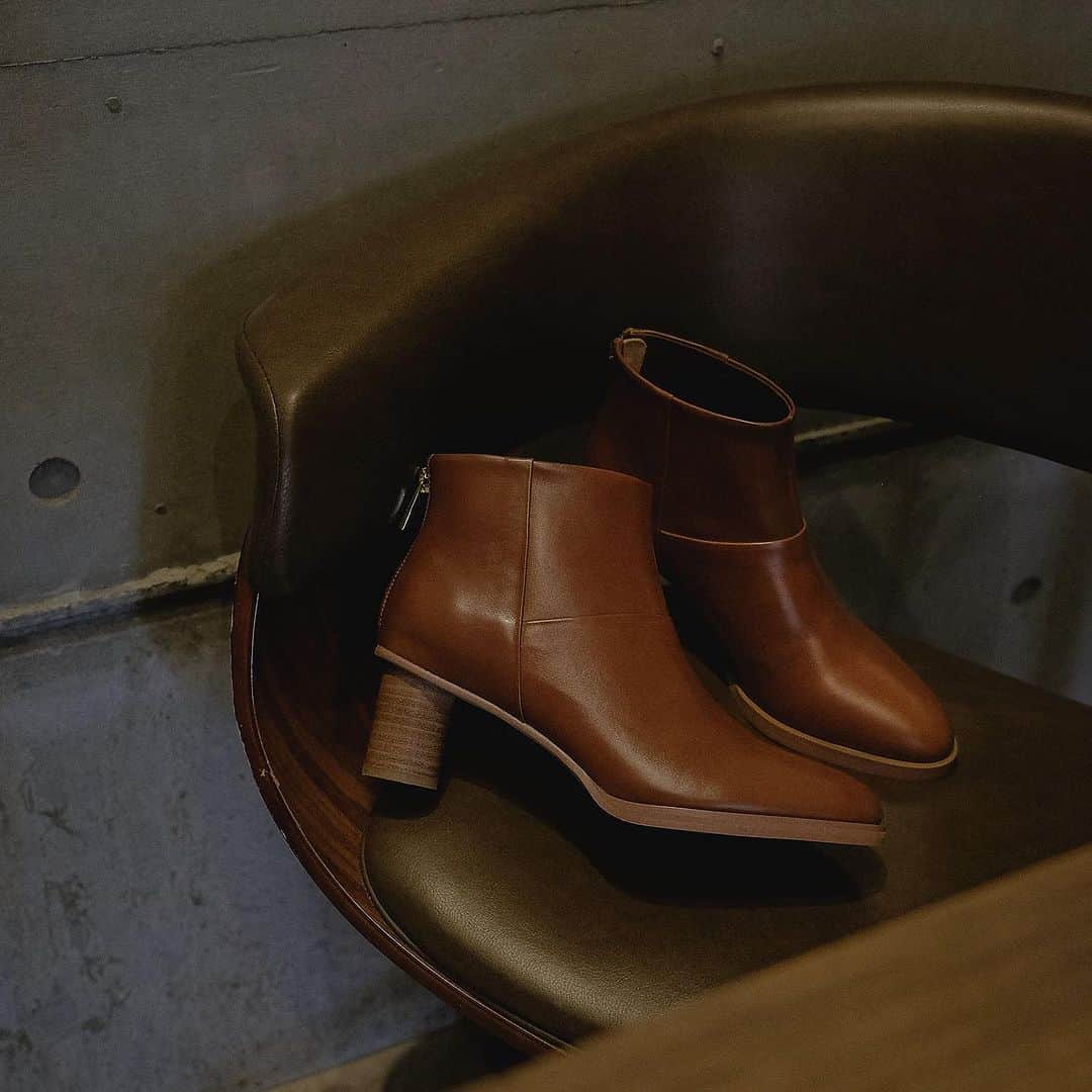 のインスタグラム：「⁡ - Daniella & GEMMA 2023 Fall & Winter Collection  Round Straight Heel Short Boots No.GE23607_Black .Beige  ■ONLINE STORE danigemma.com  ■店舗リスト 渋谷ヒカリエ3F 伊勢丹新宿店2F そごう横浜店B1F 京都高島屋2F  -  #daniellaandgemma#danigemma#shoes#fall#winter#collection#ダニエラアンドジェマ#ダニジェマ#秋#冬#コレクション#newarrivals」